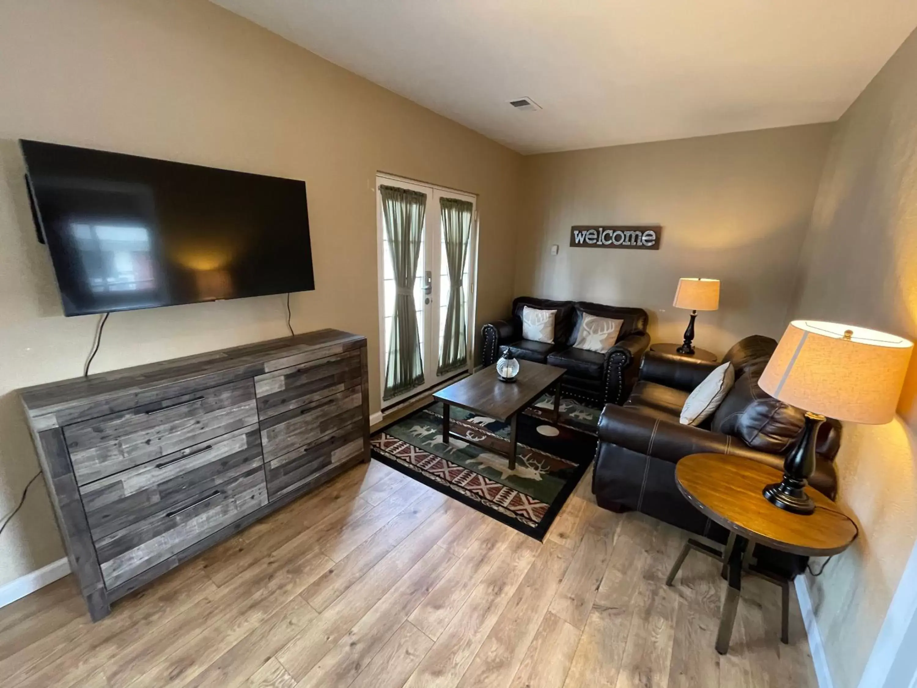 Living room in Estes Mountain Inn