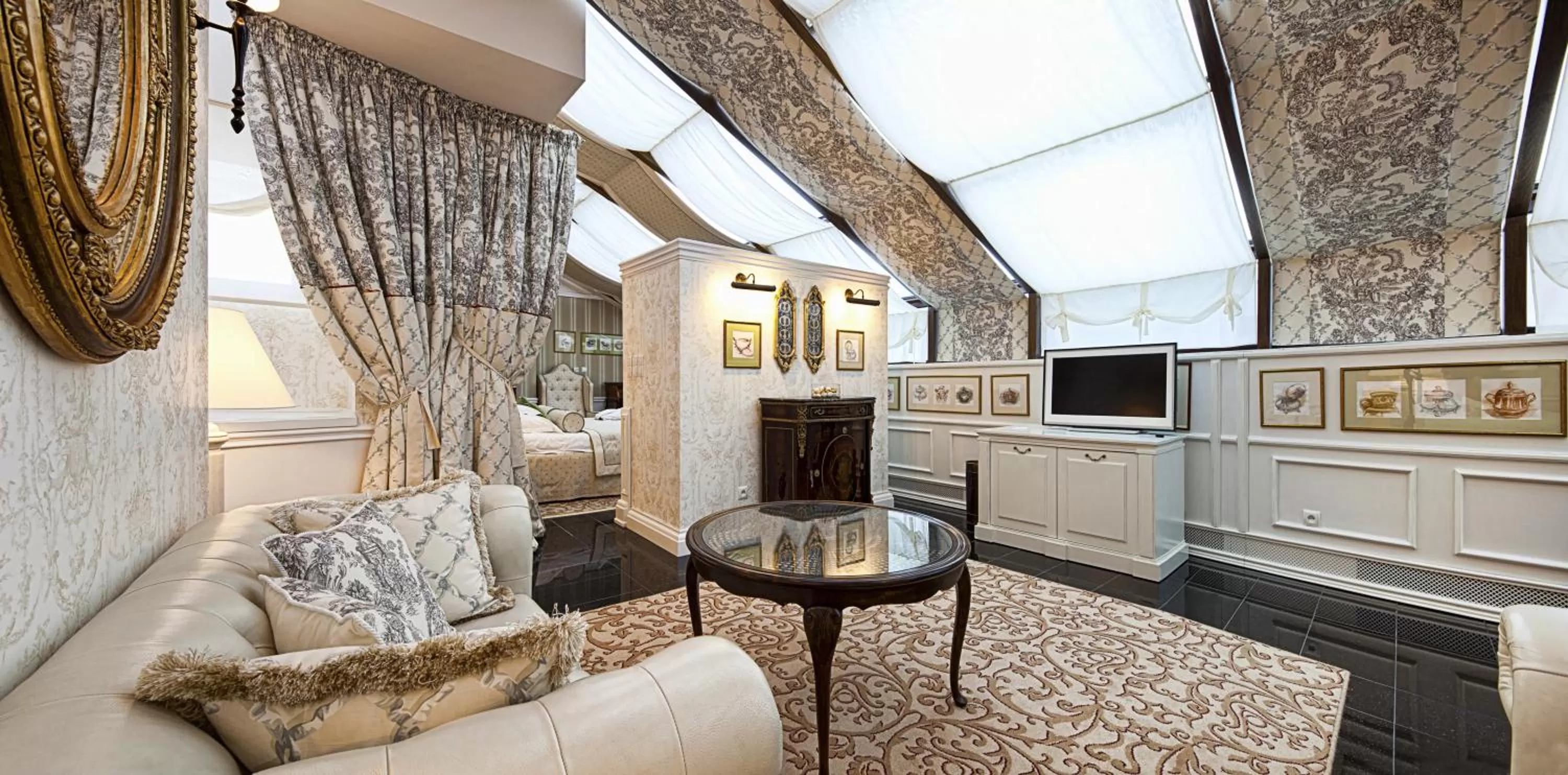 TV and multimedia in The Bonerowski Palace Boutique Hotel