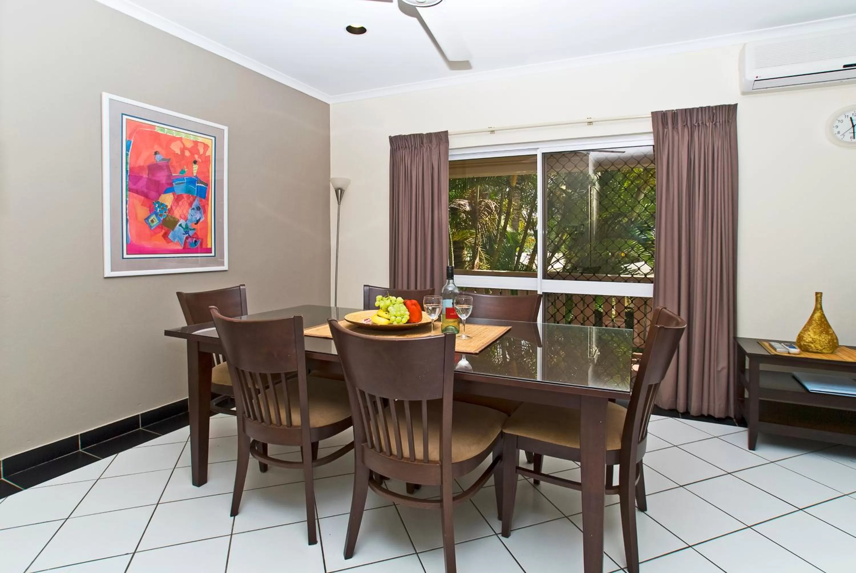 Dining area in Nimrod Resort Apartments