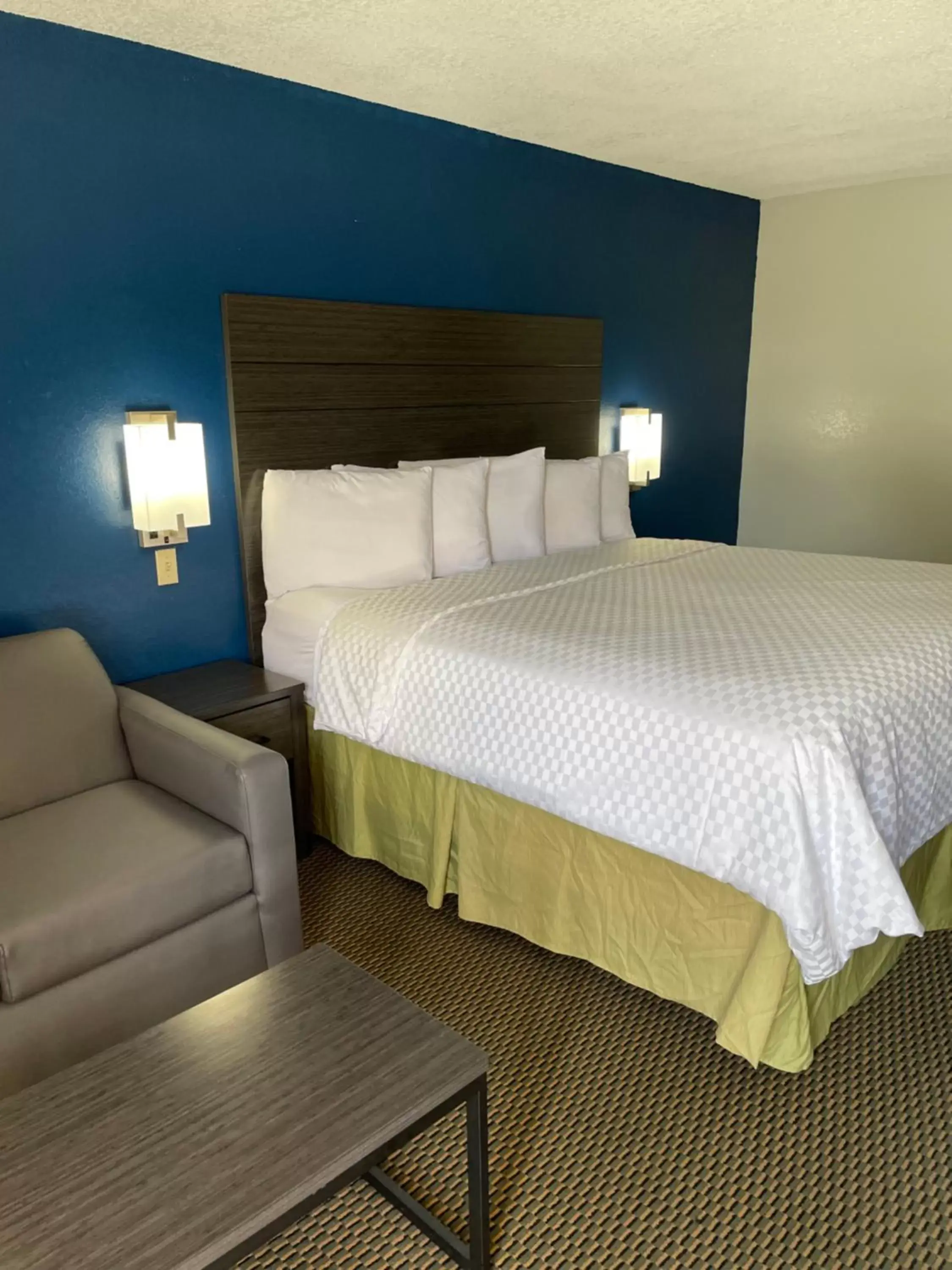 Bed in Clairmont Inn & Suites - Warren