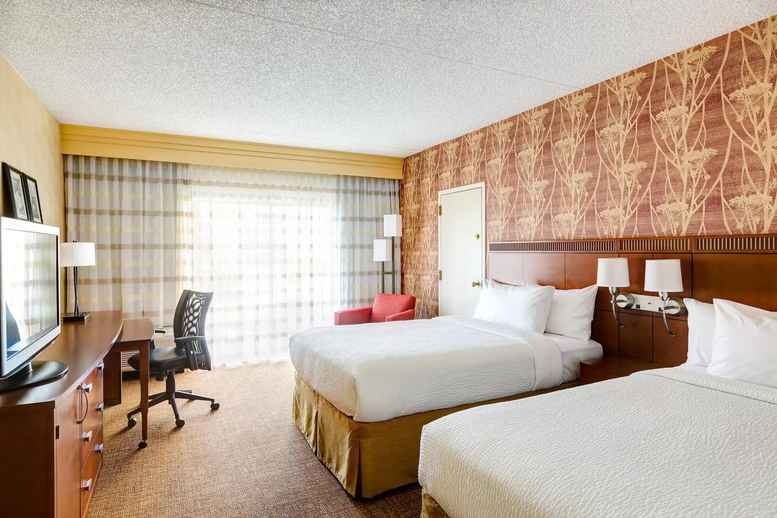 Photo of the whole room, Bed in Courtyard by Marriott Phoenix Airport