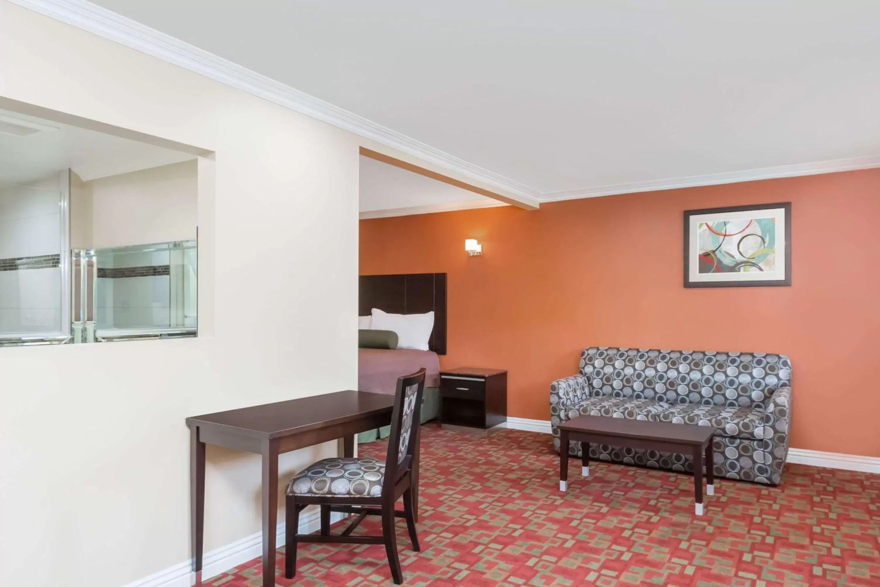 Photo of the whole room, Seating Area in Travelodge Inn & Suites by Wyndham Bell Los Angeles Area