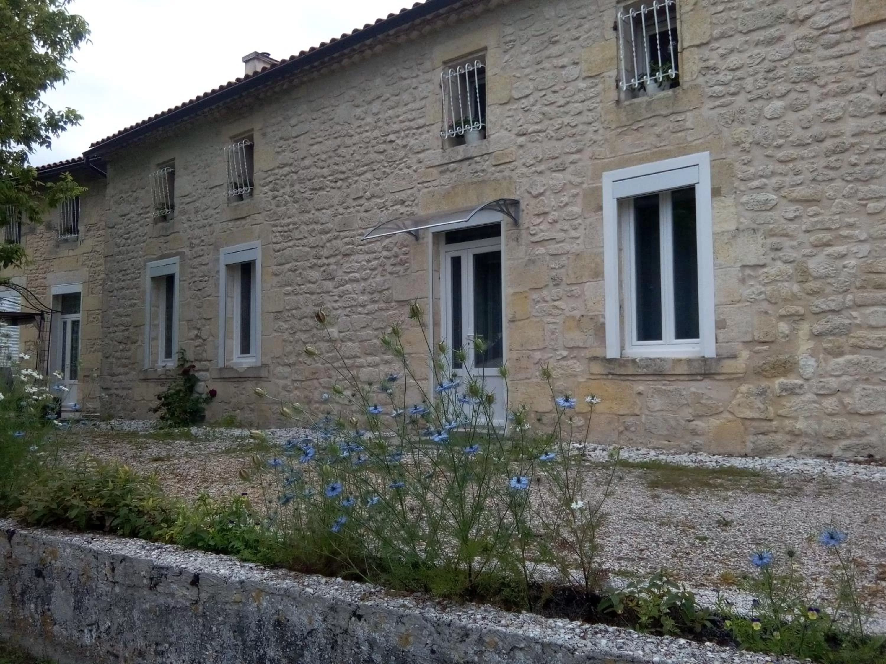 Property building in Chambres d'Hôtes Château Pierre de Montignac