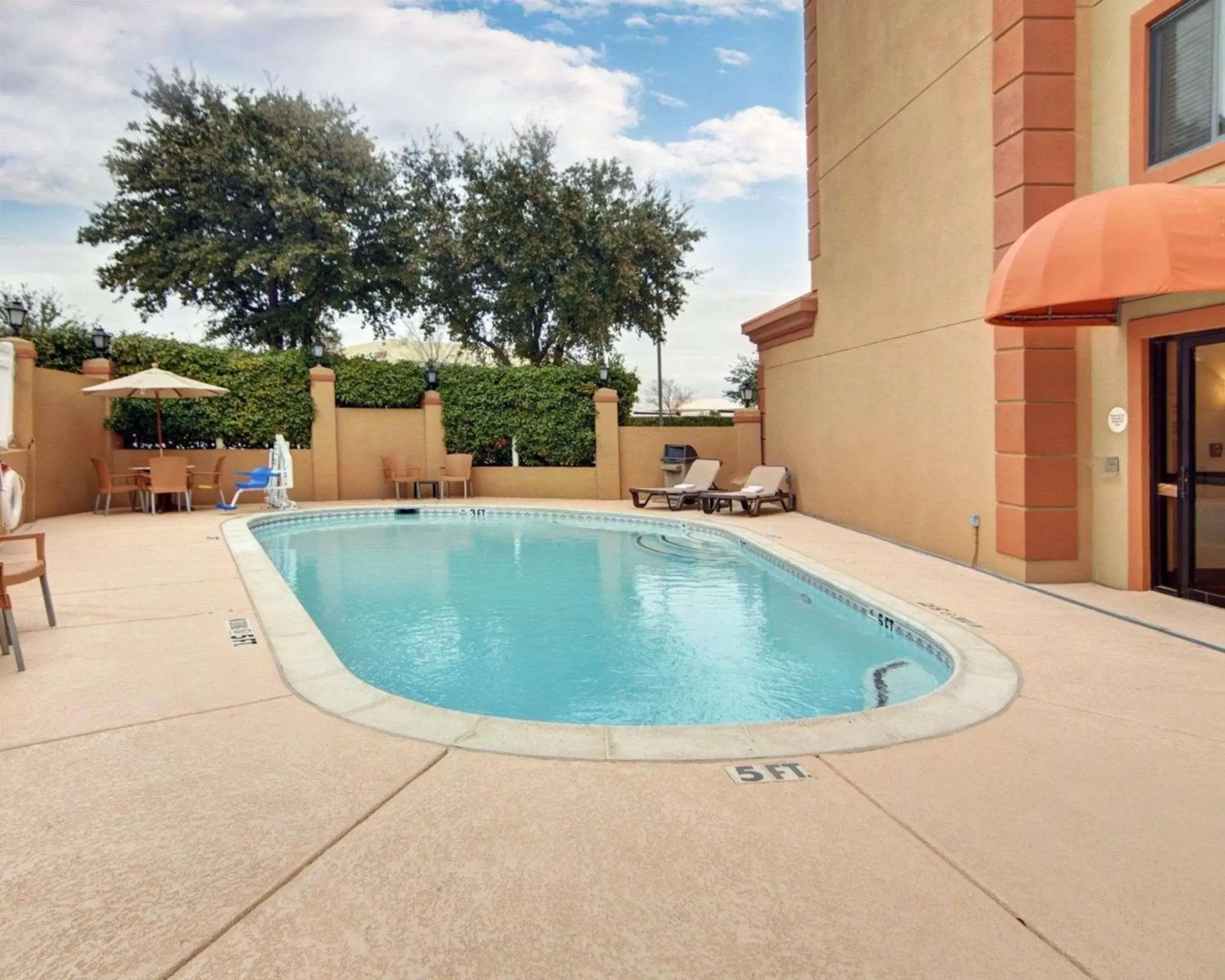 On site, Swimming Pool in Comfort Inn Grapevine Near DFW Airport