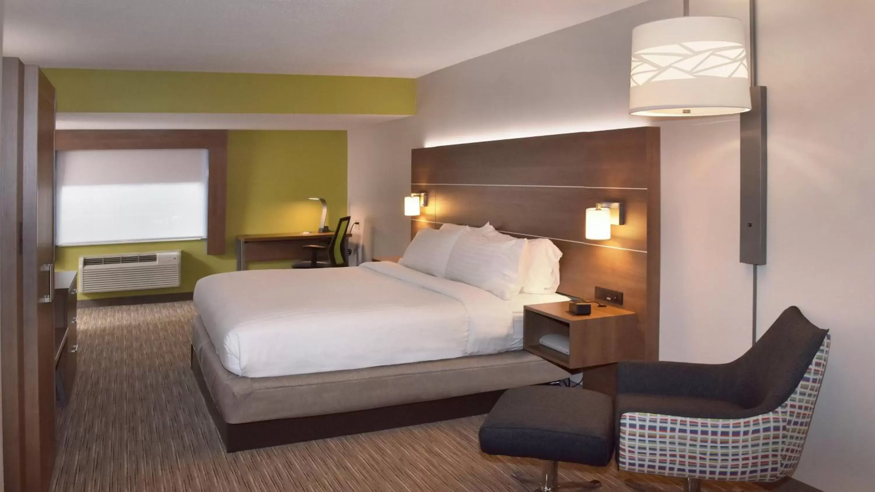 Photo of the whole room, Bed in Holiday Inn Express Mount Pleasant- Scottdale, an IHG Hotel