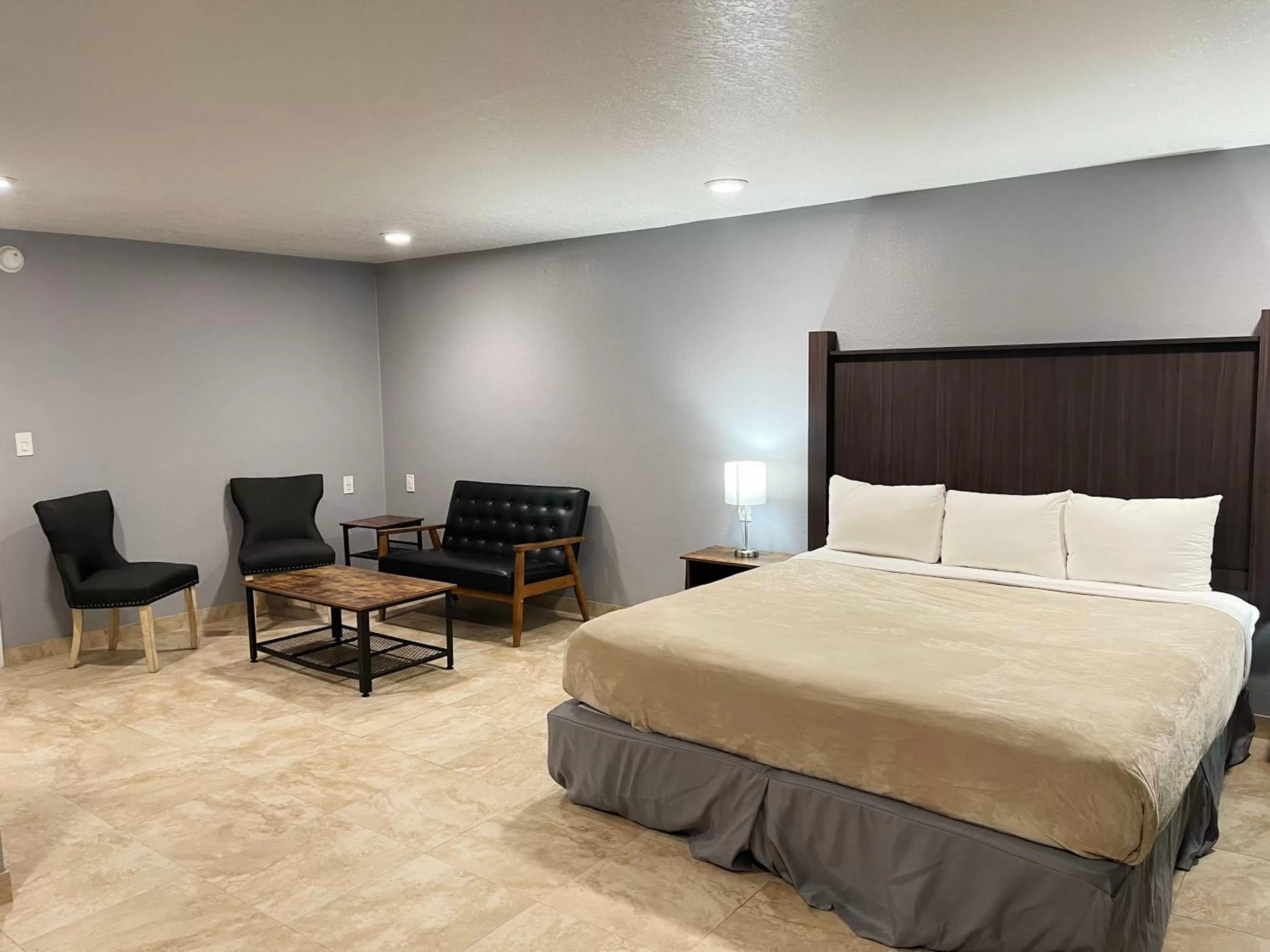 Bedroom, Bed in Celebration Suites