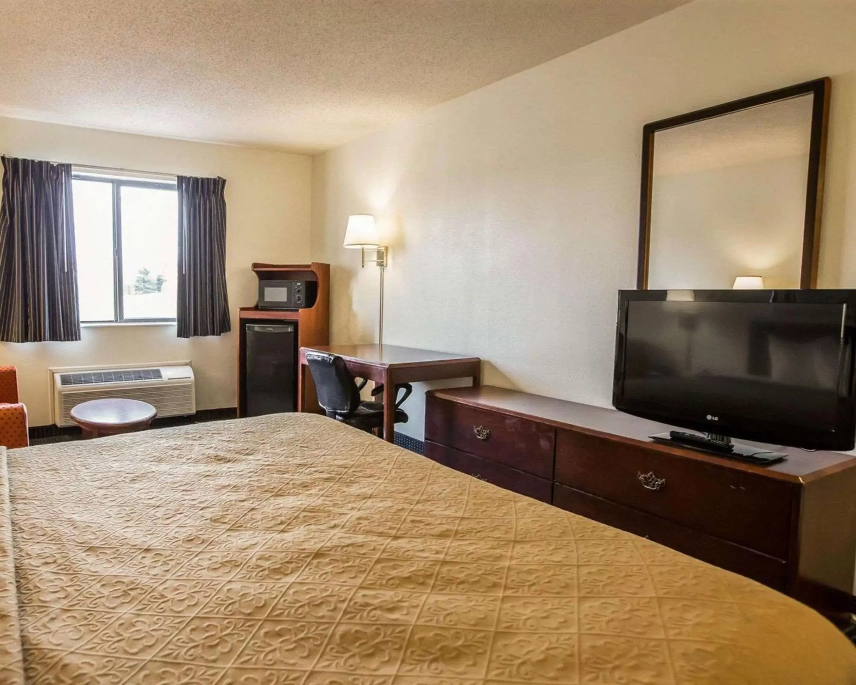 Photo of the whole room, TV/Entertainment Center in Quality Inn - Dundee