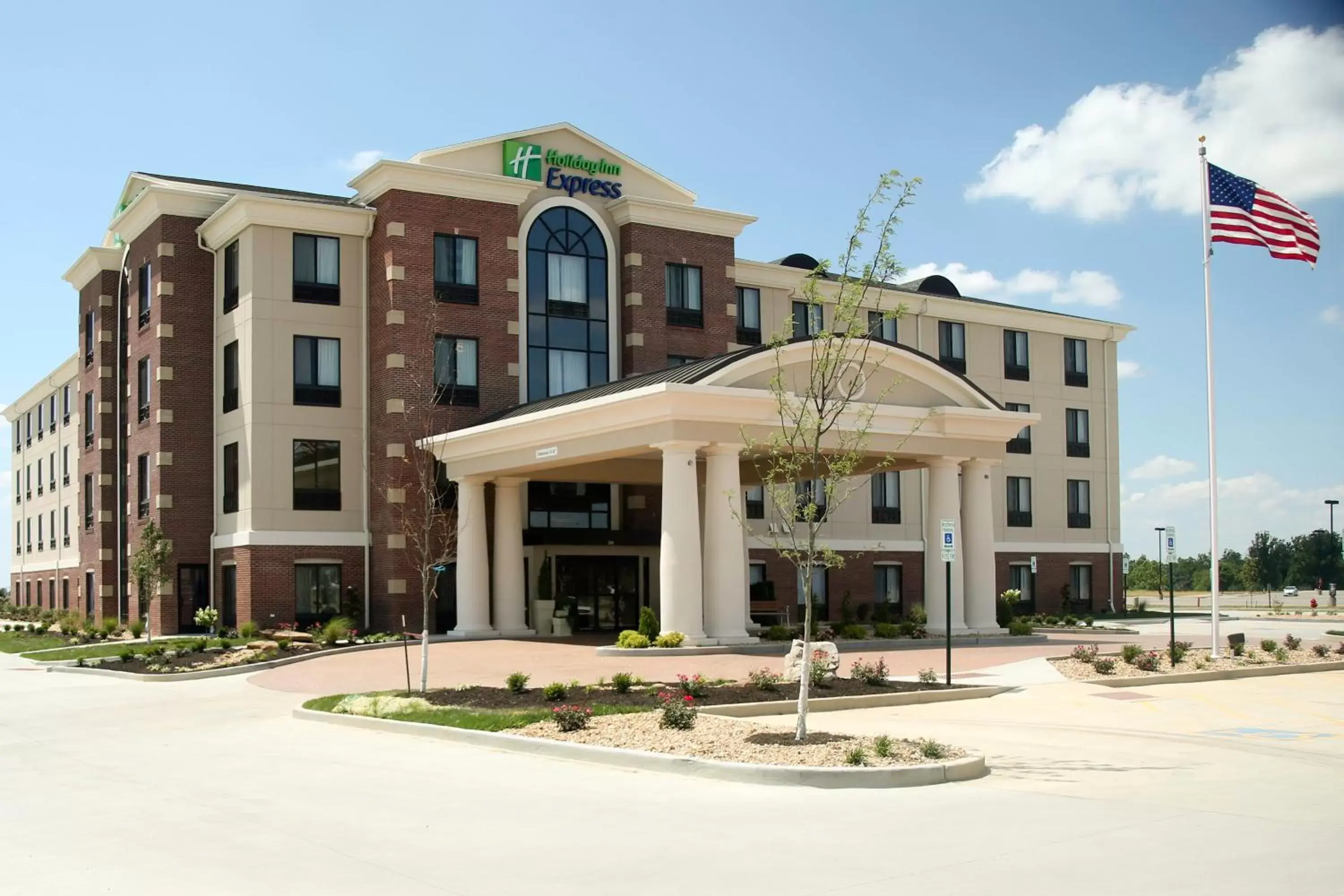 Property Building in Holiday Inn Express & Suites Marion Northeast, an IHG Hotel