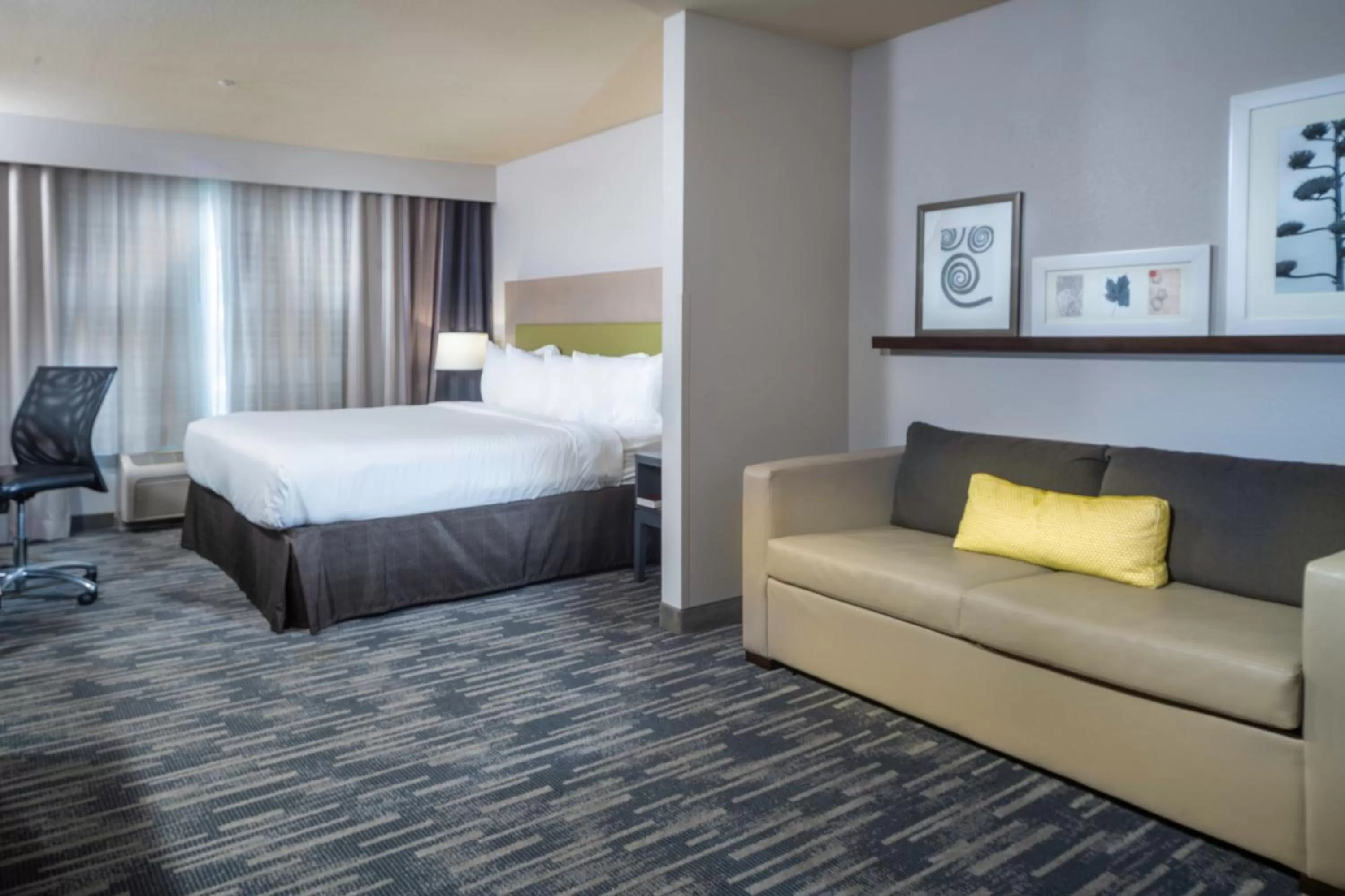 Photo of the whole room, Bed in Country Inn & Suites by Radisson, Rocky Mount, NC