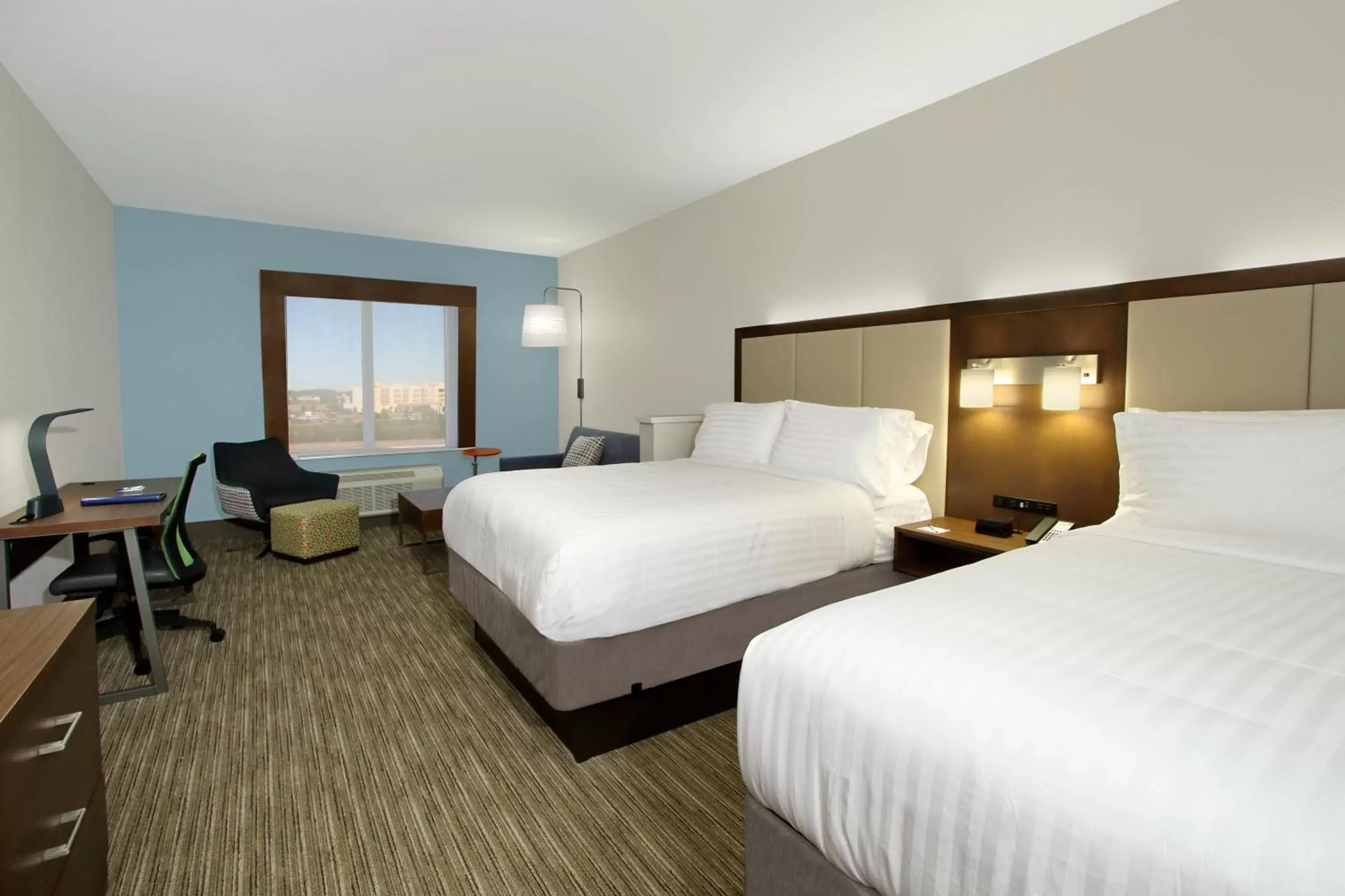 Bed in Holiday Inn Express & Suites - Columbus North, an IHG Hotel
