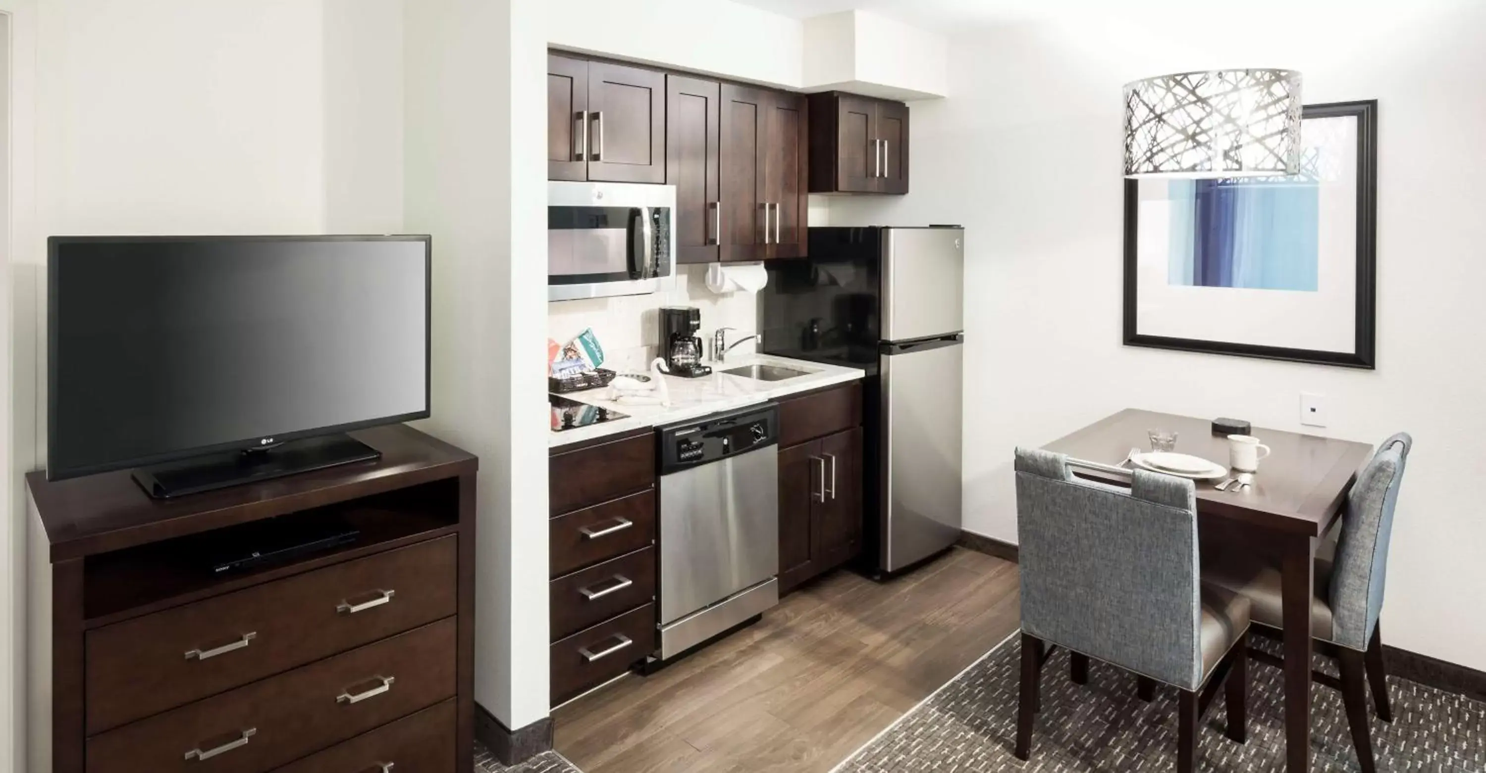 Bedroom, Kitchen/Kitchenette in Homewood Suites by Hilton San Jose Airport-Silicon Valley