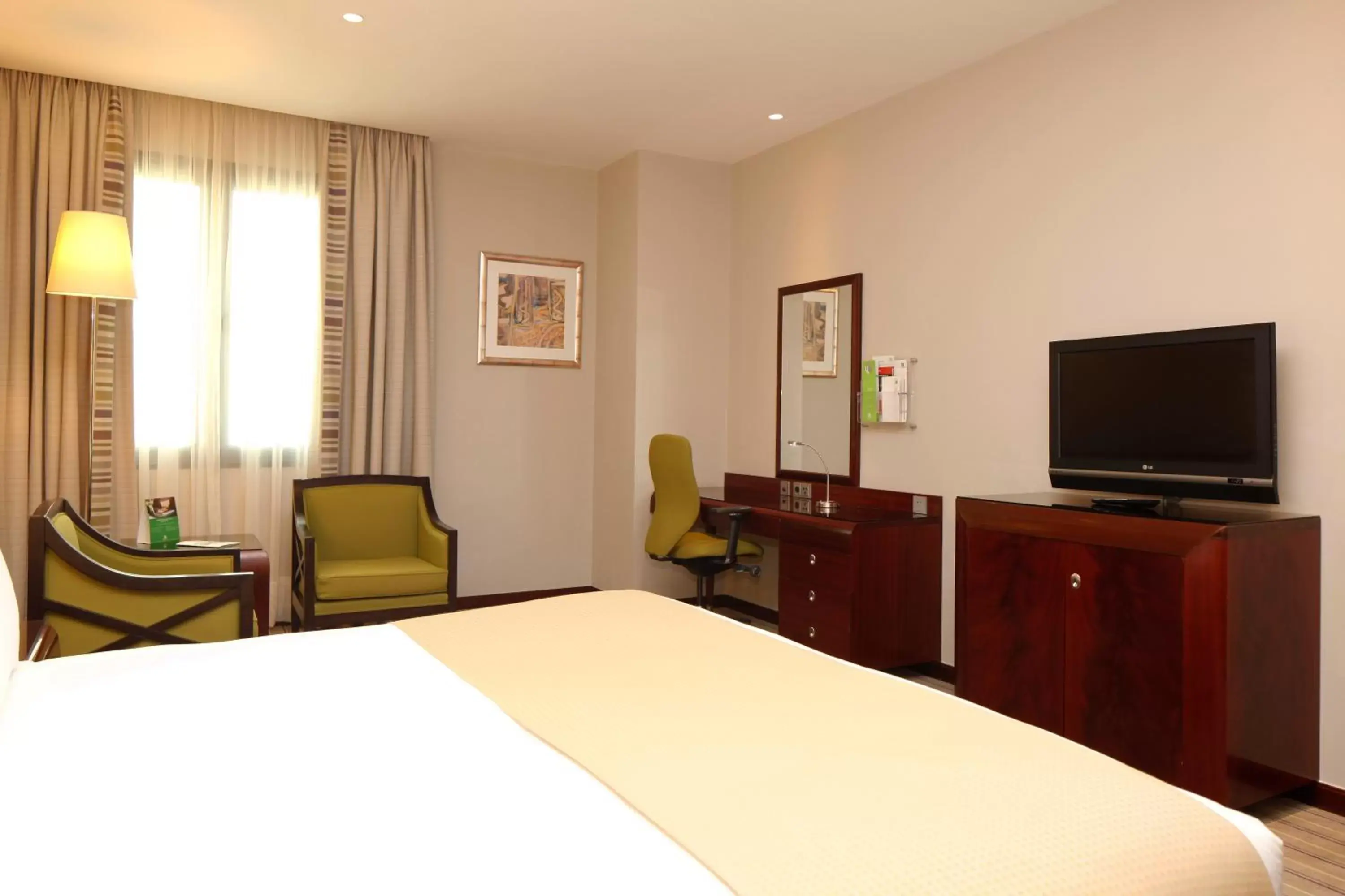 Bedroom, TV/Entertainment Center in Holiday Inn Olaya, an IHG Hotel