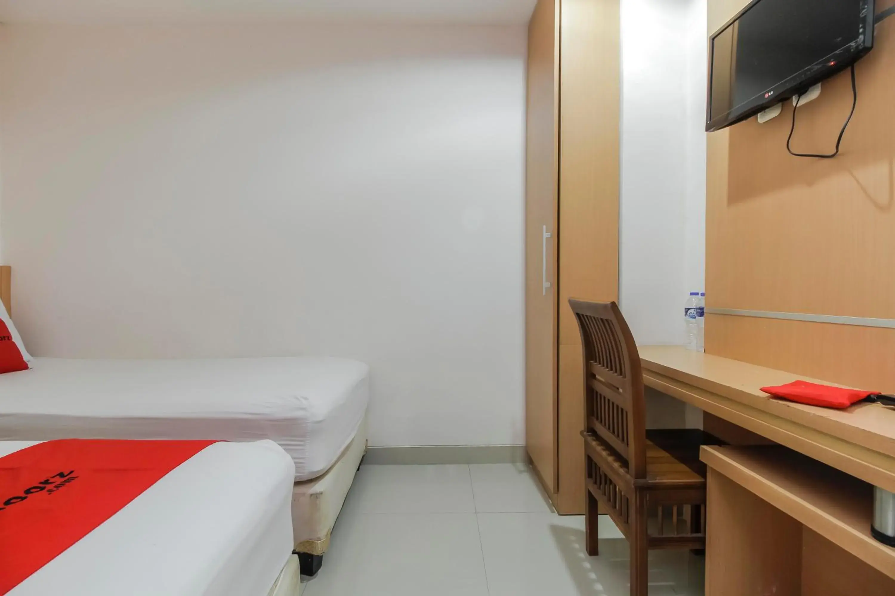 Bedroom, Bed in RedDoorz Plus near Galaxy Bekasi