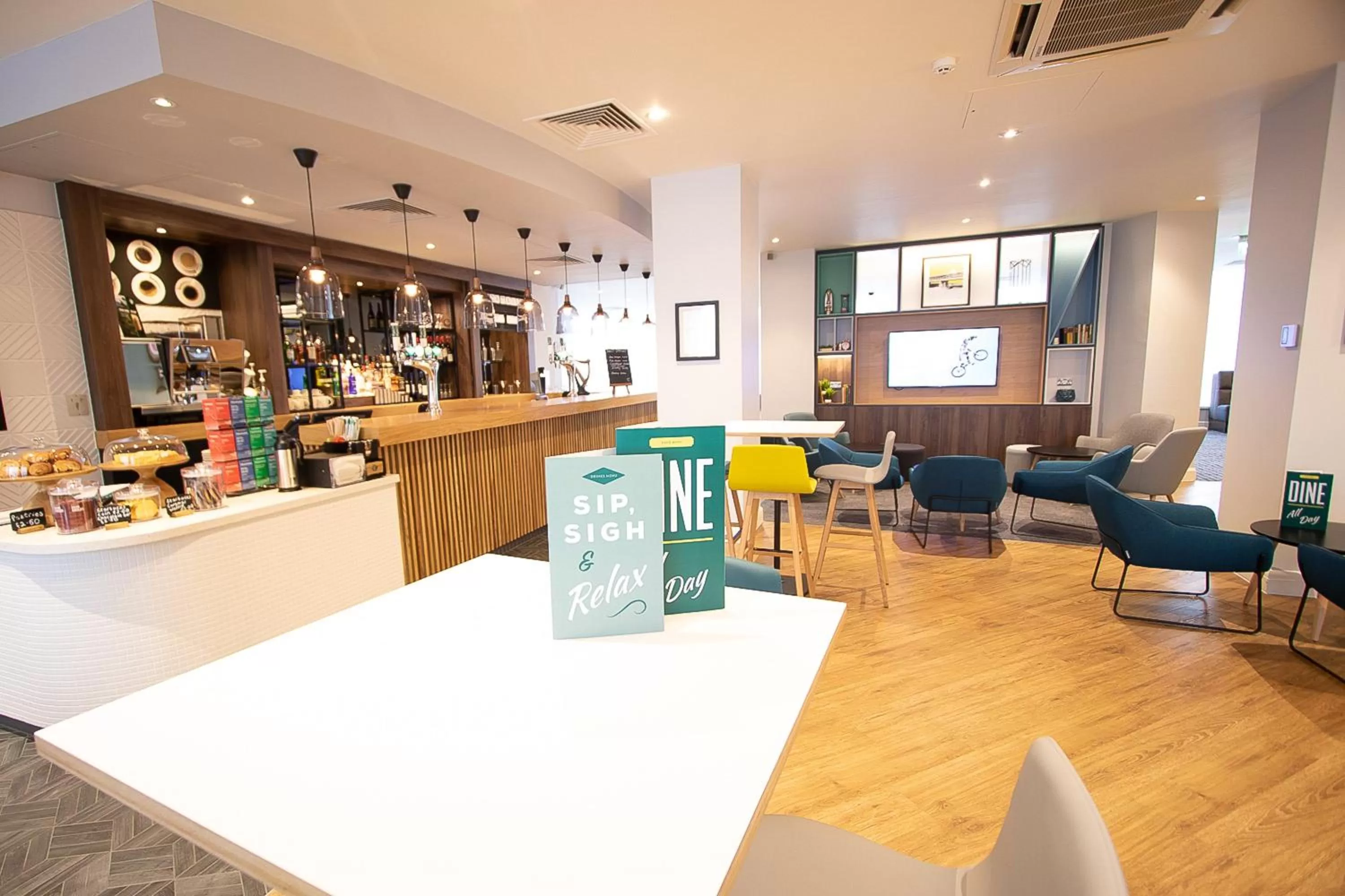Lounge or bar in Holiday Inn Preston by IHG