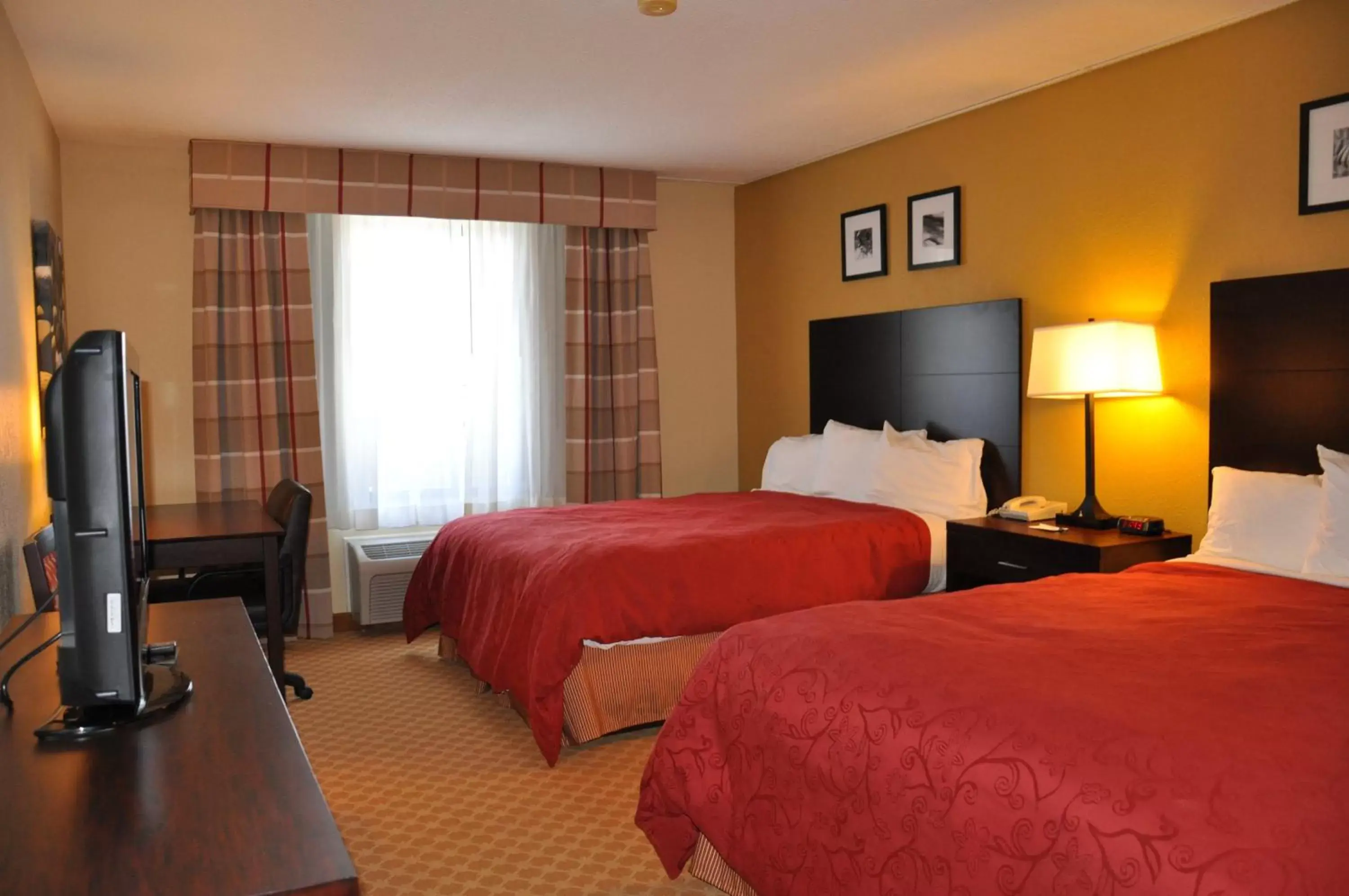 Bedroom, Bed in Country Inn & Suites by Radisson, Coon Rapids, MN