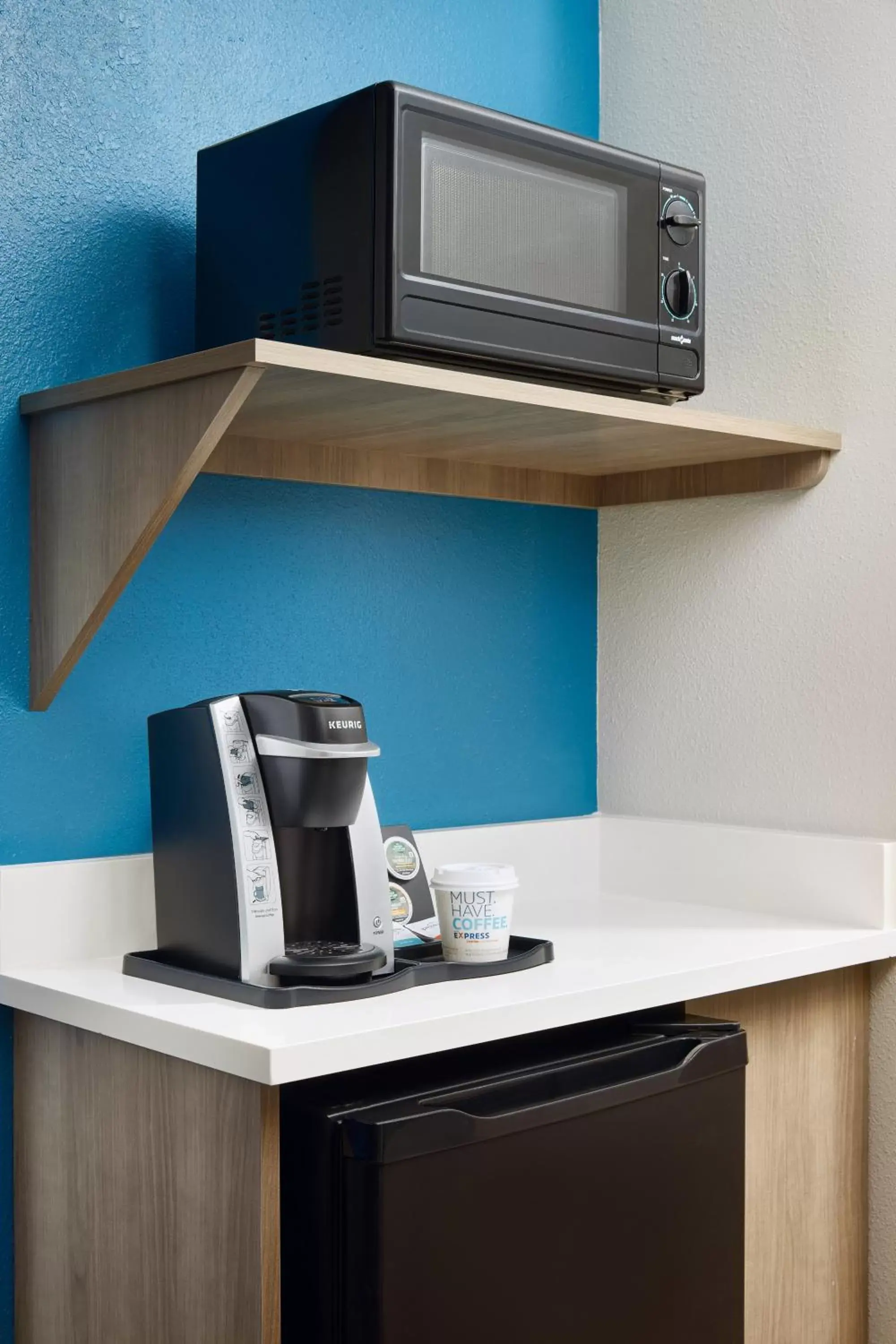 Coffee/tea facilities, Kitchen/Kitchenette in Holiday Inn Express Hotel & Suites Port St. Lucie West, an IHG Hotel