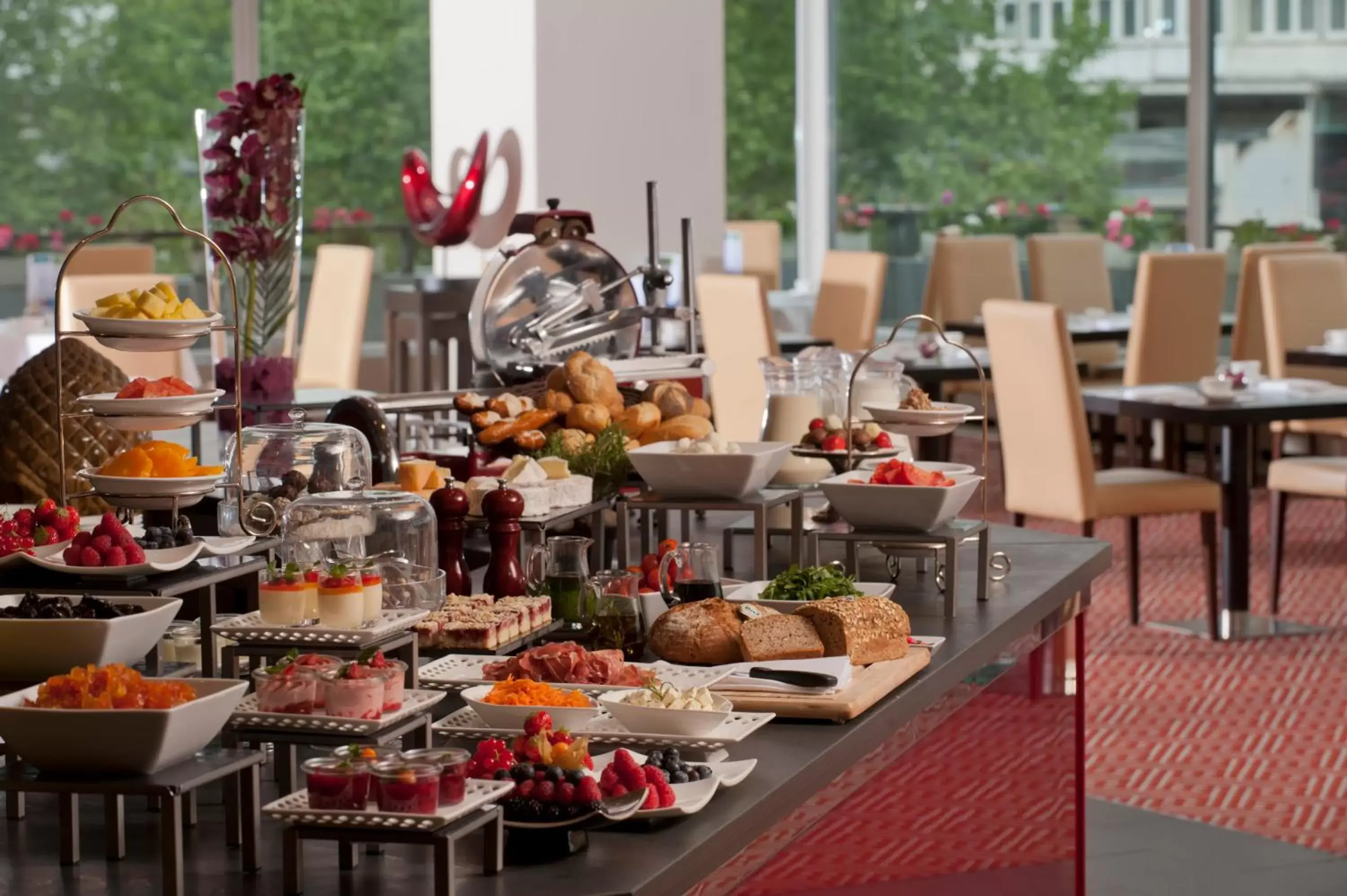 Restaurant/places to eat in Hotel Palace Berlin Restaurant/places to eat in Hotel Palace Berlin