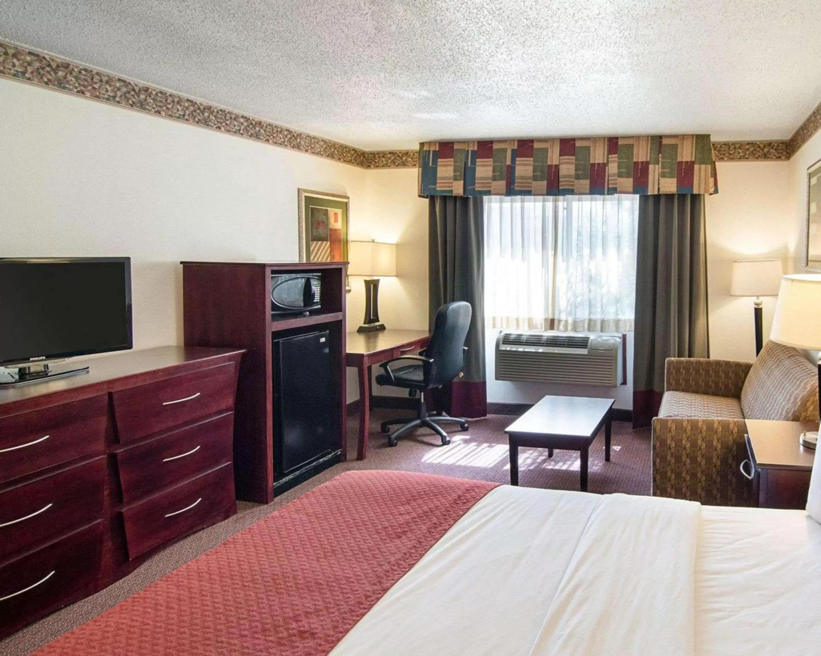 Photo of the whole room, TV/Entertainment Center in Quality Inn Midland