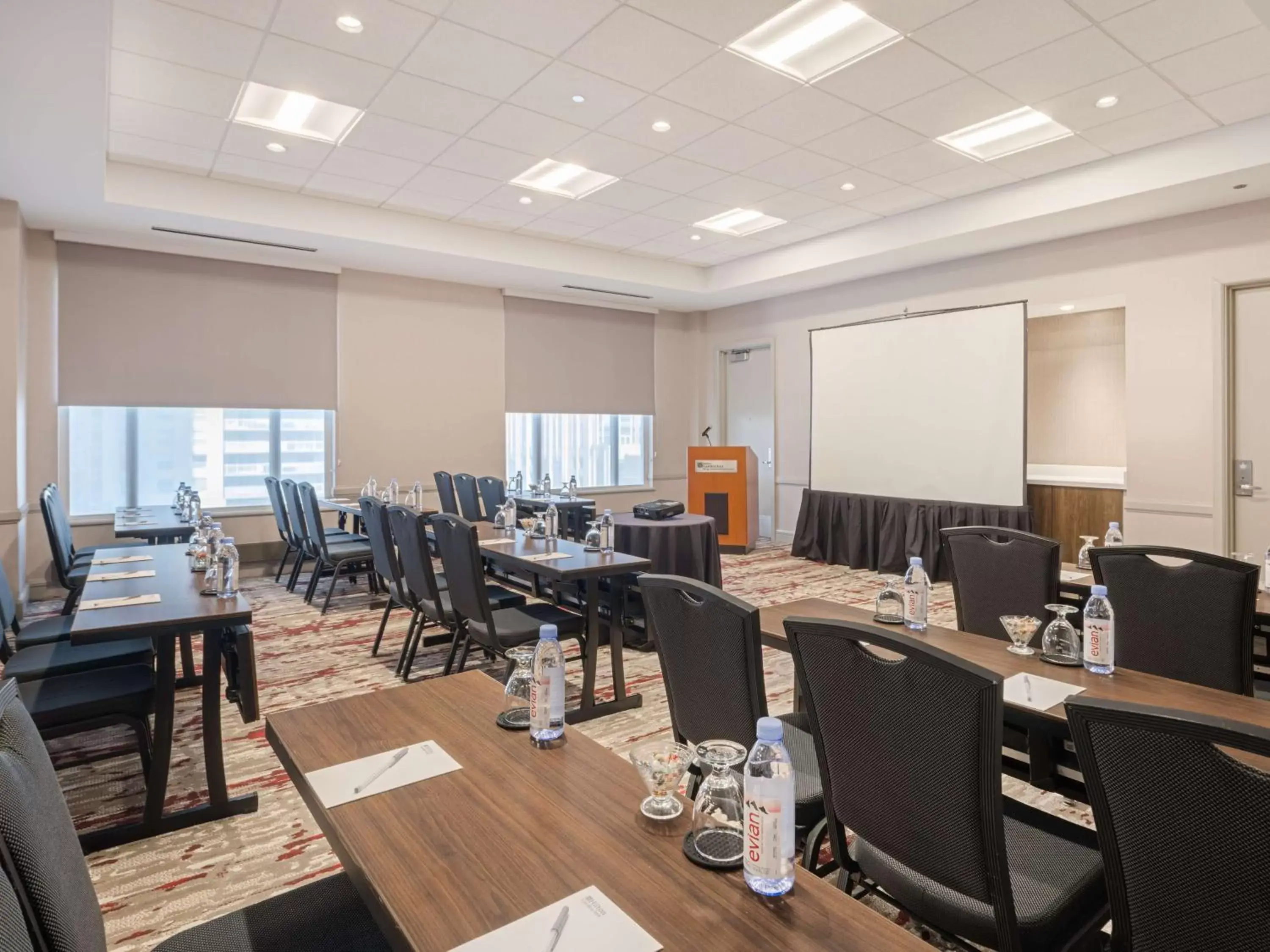 Meeting/conference room, Restaurant/Places to Eat in Hilton Garden Inn Chicago Downtown/Magnificent Mile