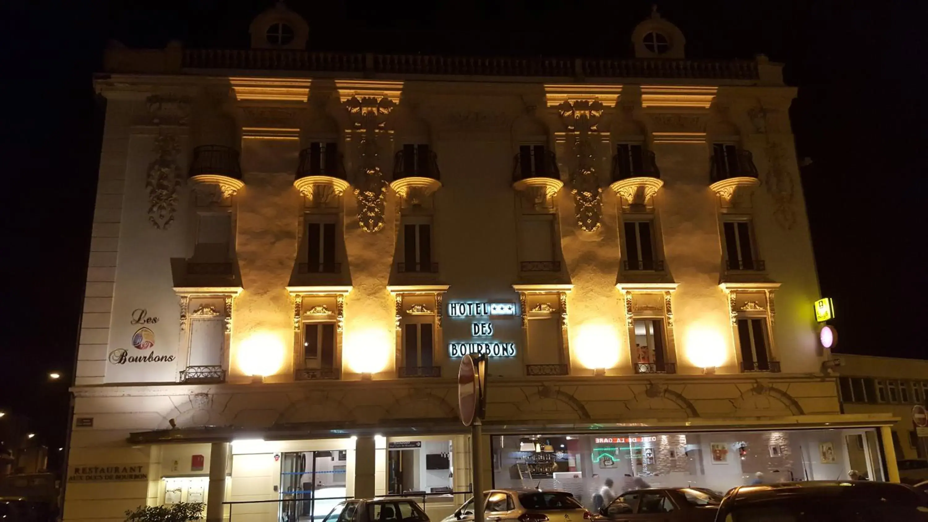 Facade/entrance, Property Building in Logis Hotel des Bourbons