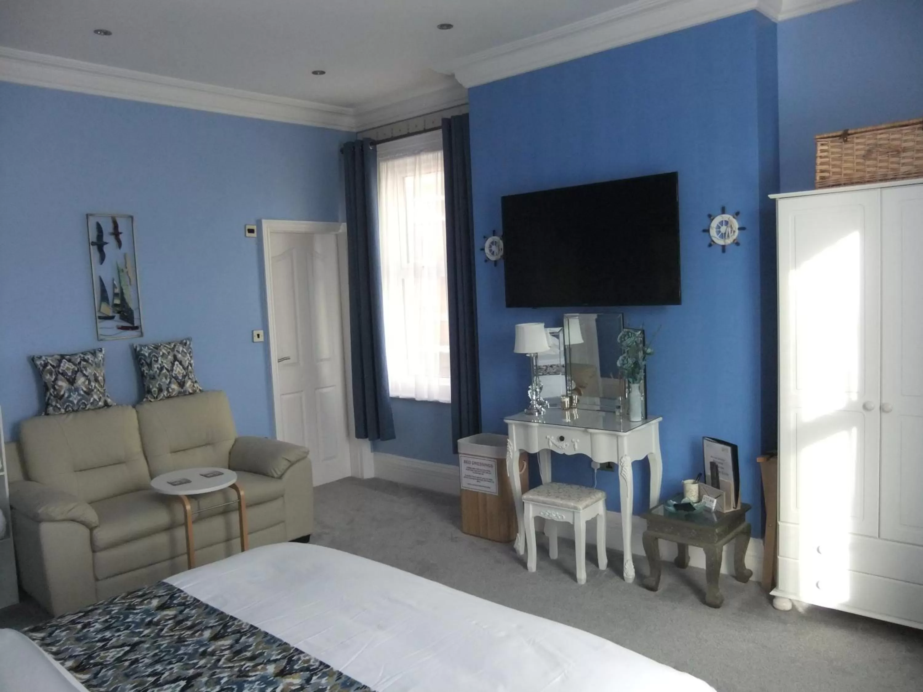 Photo of the whole room, TV/Entertainment Center in FourRooms - Couples Only