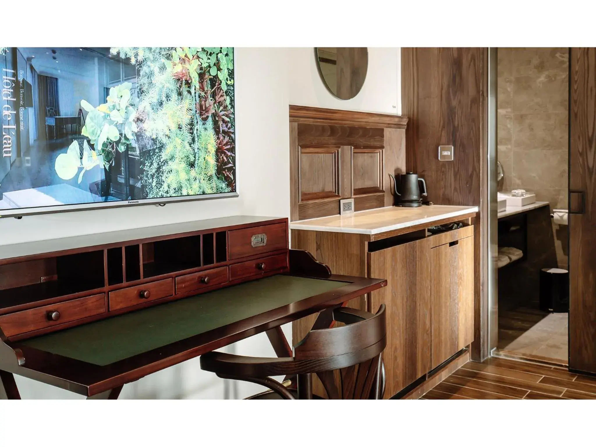 Seating area, Kitchen/Kitchenette in Hôtel de Ľeau