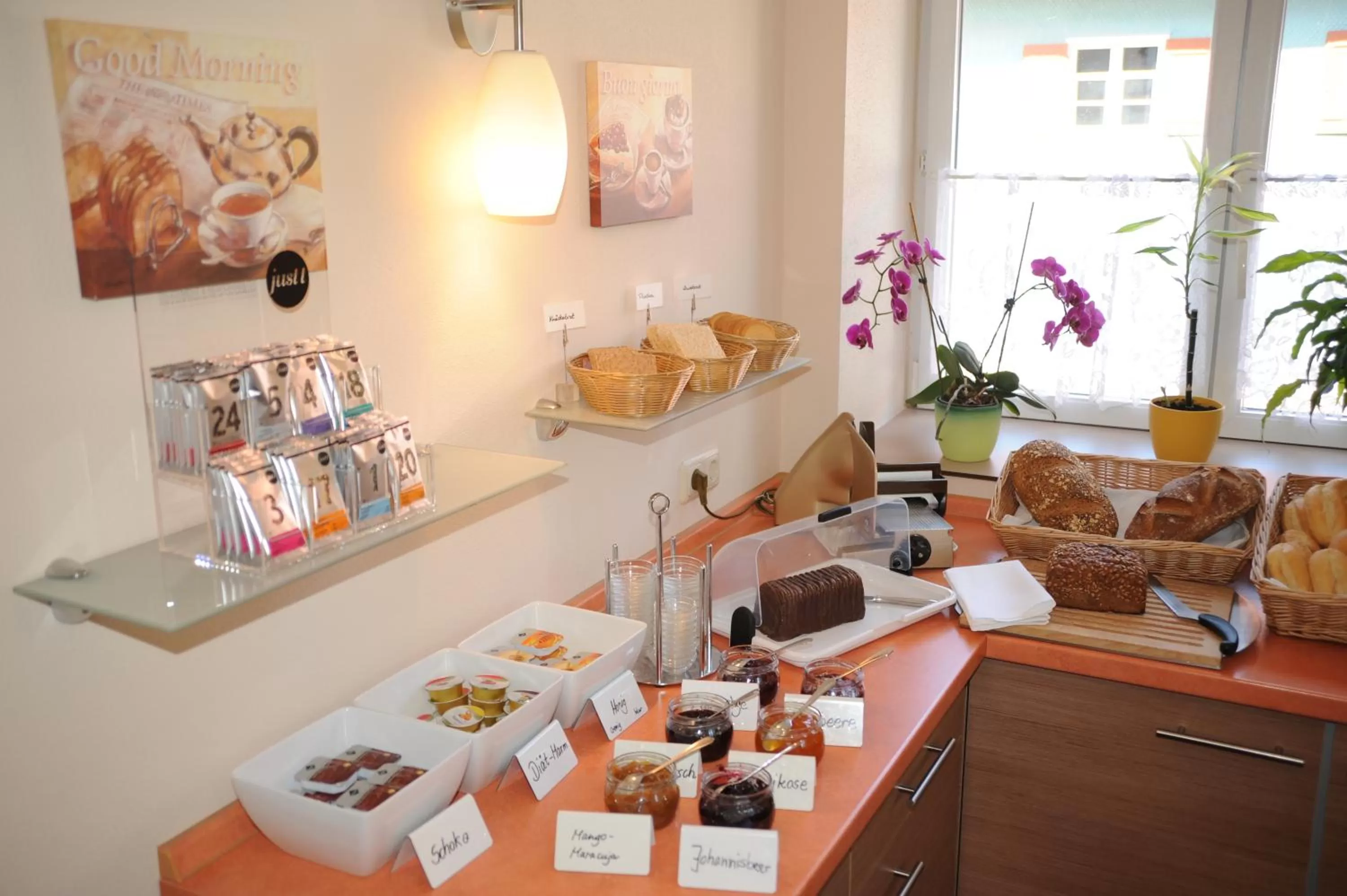 Buffet breakfast in Hotel Post - regionales großes Frühstücksbuffet - auch GF & LF