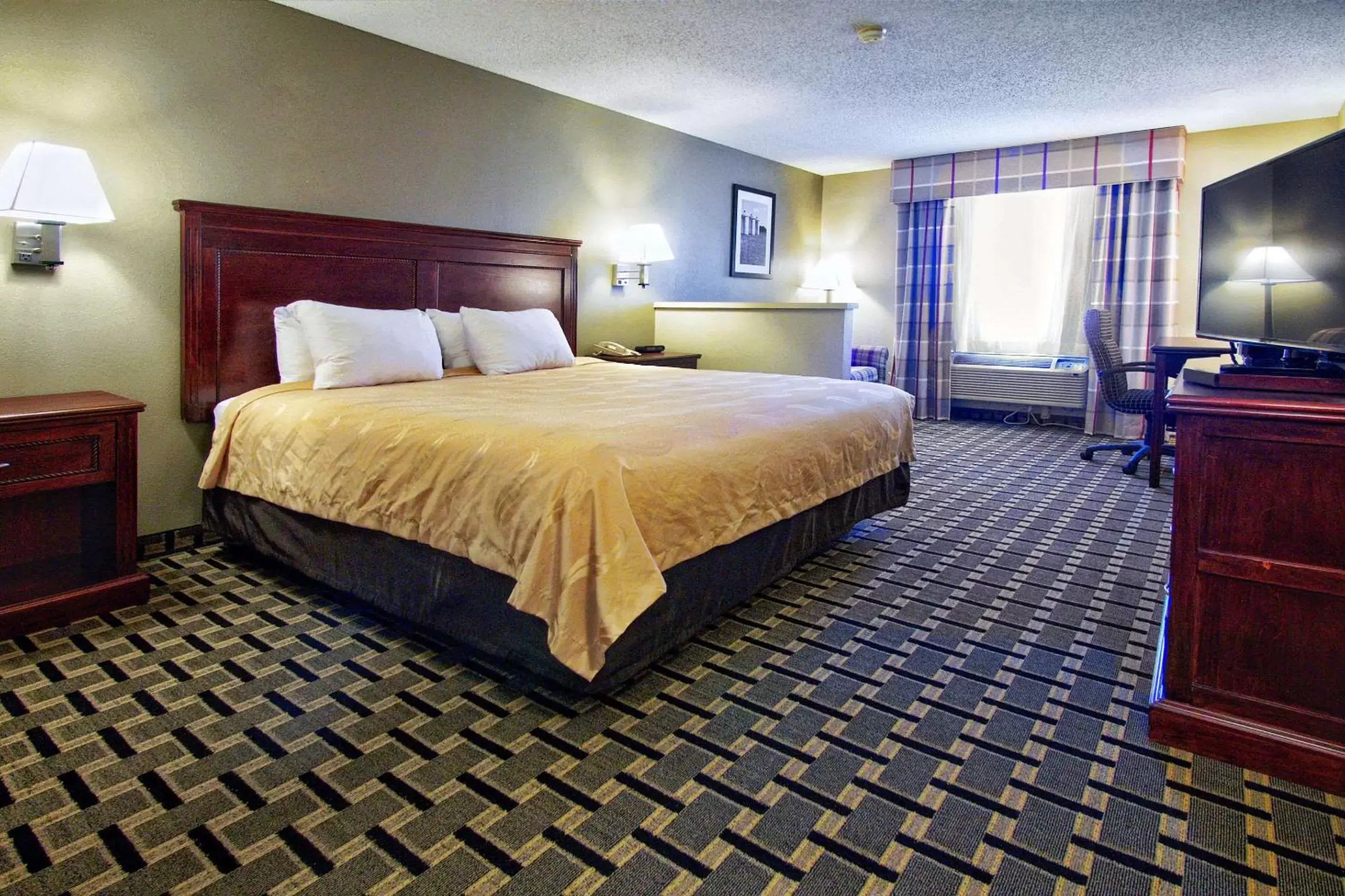 Photo of the whole room, Bed in Quality Inn Moore - Oklahoma City