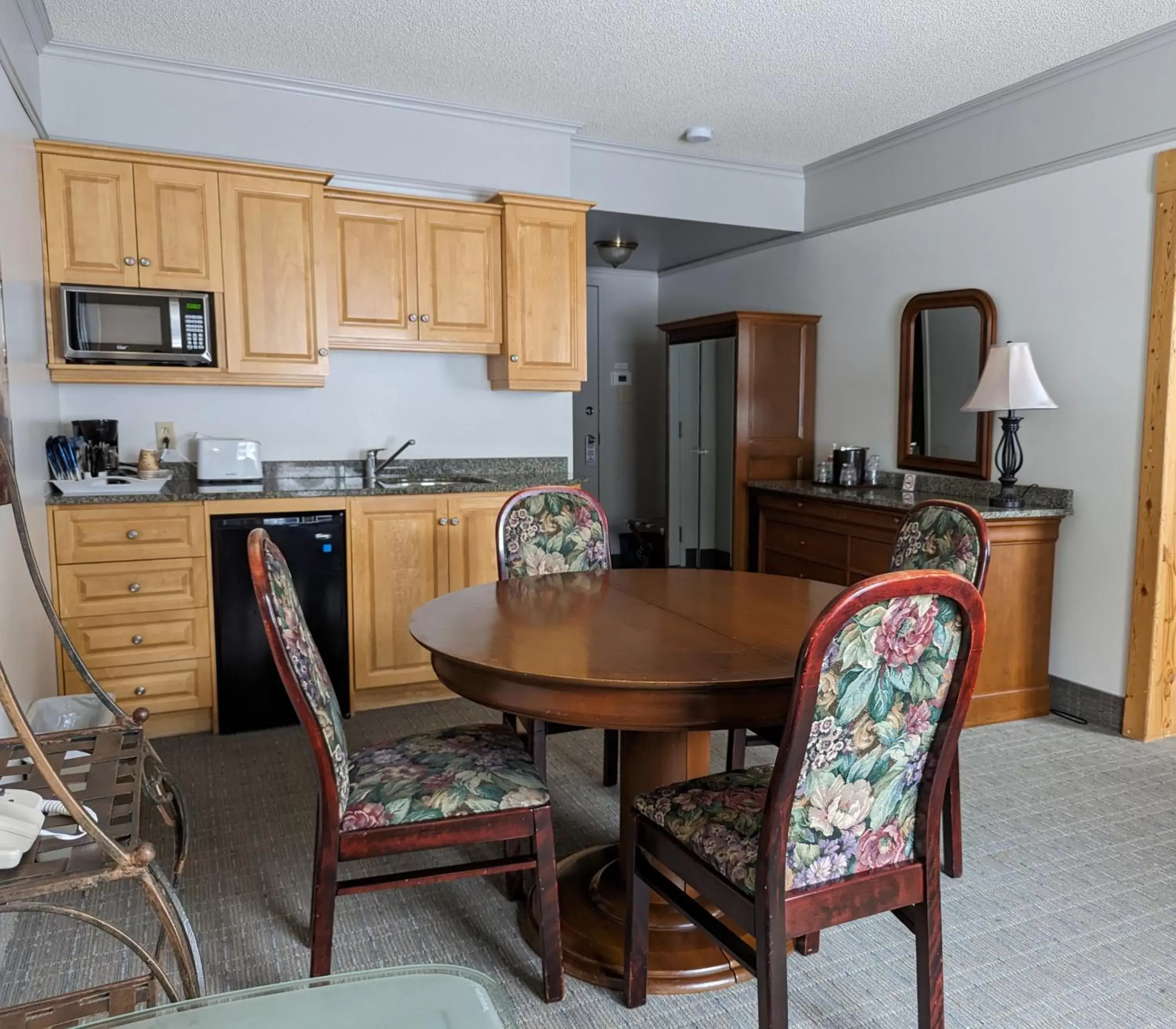 Dining area, Kitchen/Kitchenette in Auberge des 21