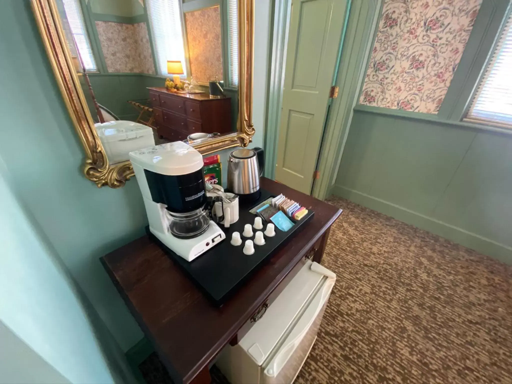 Coffee/tea facilities in Chambery Inn