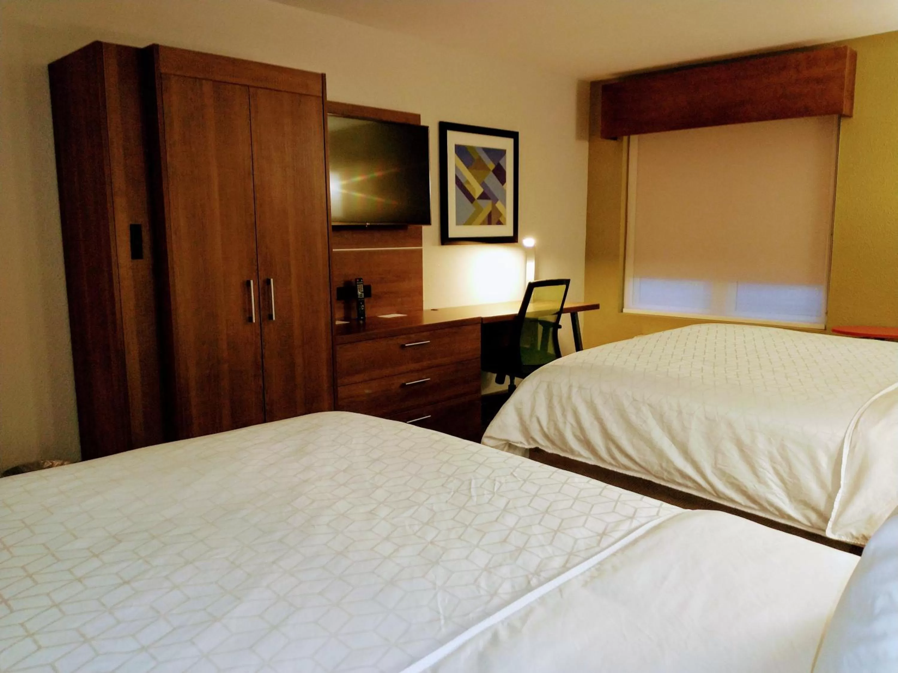 Photo of the whole room, Bed in Holiday Inn Express Hotel & Suites Madison by IHG