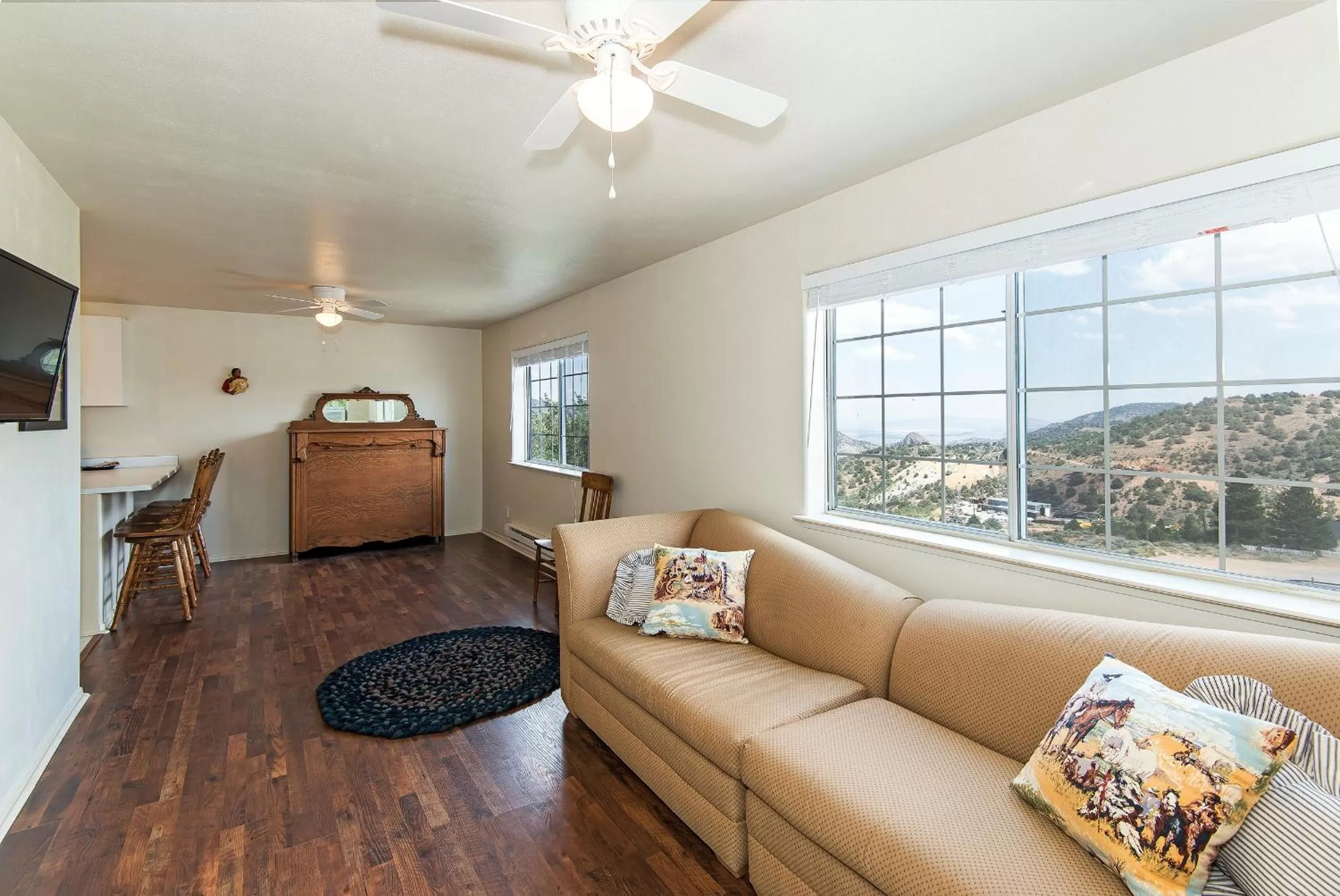 Living room in Virginia City Inn