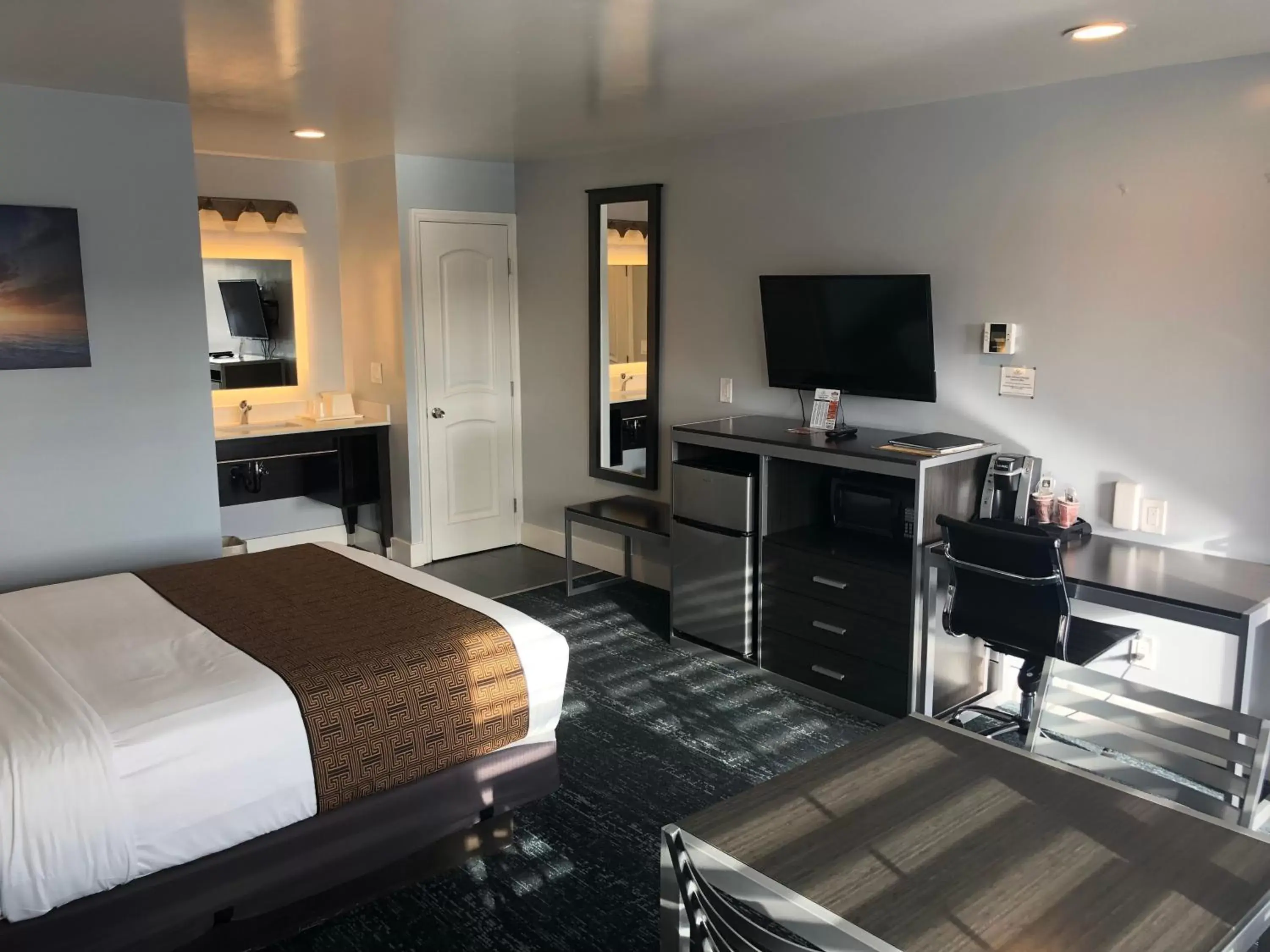 Bedroom, TV/Entertainment Center in Pacific Inn Monterey