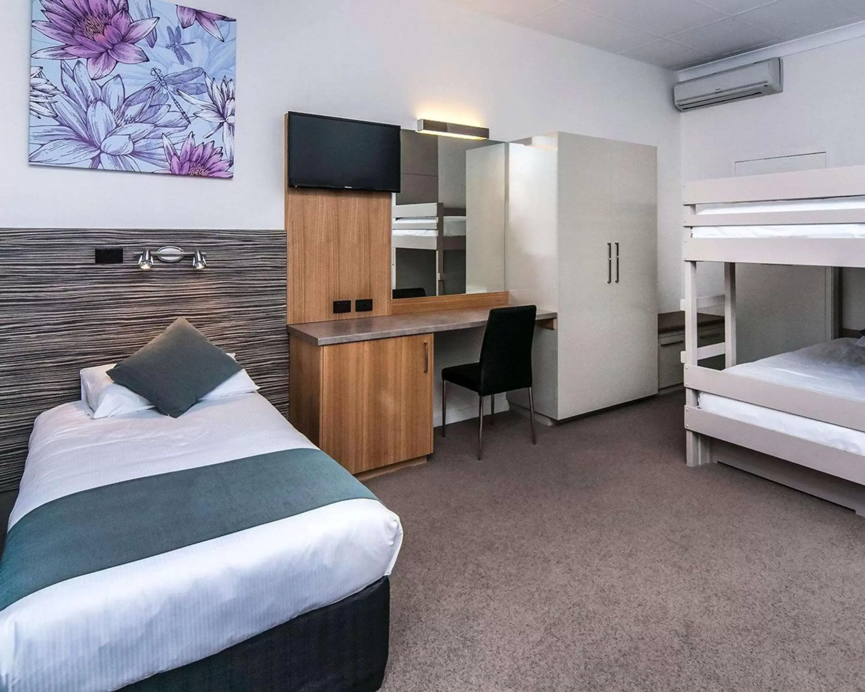 Photo of the whole room, Bunk Bed in Comfort Inn Regal Park, North Adelaide