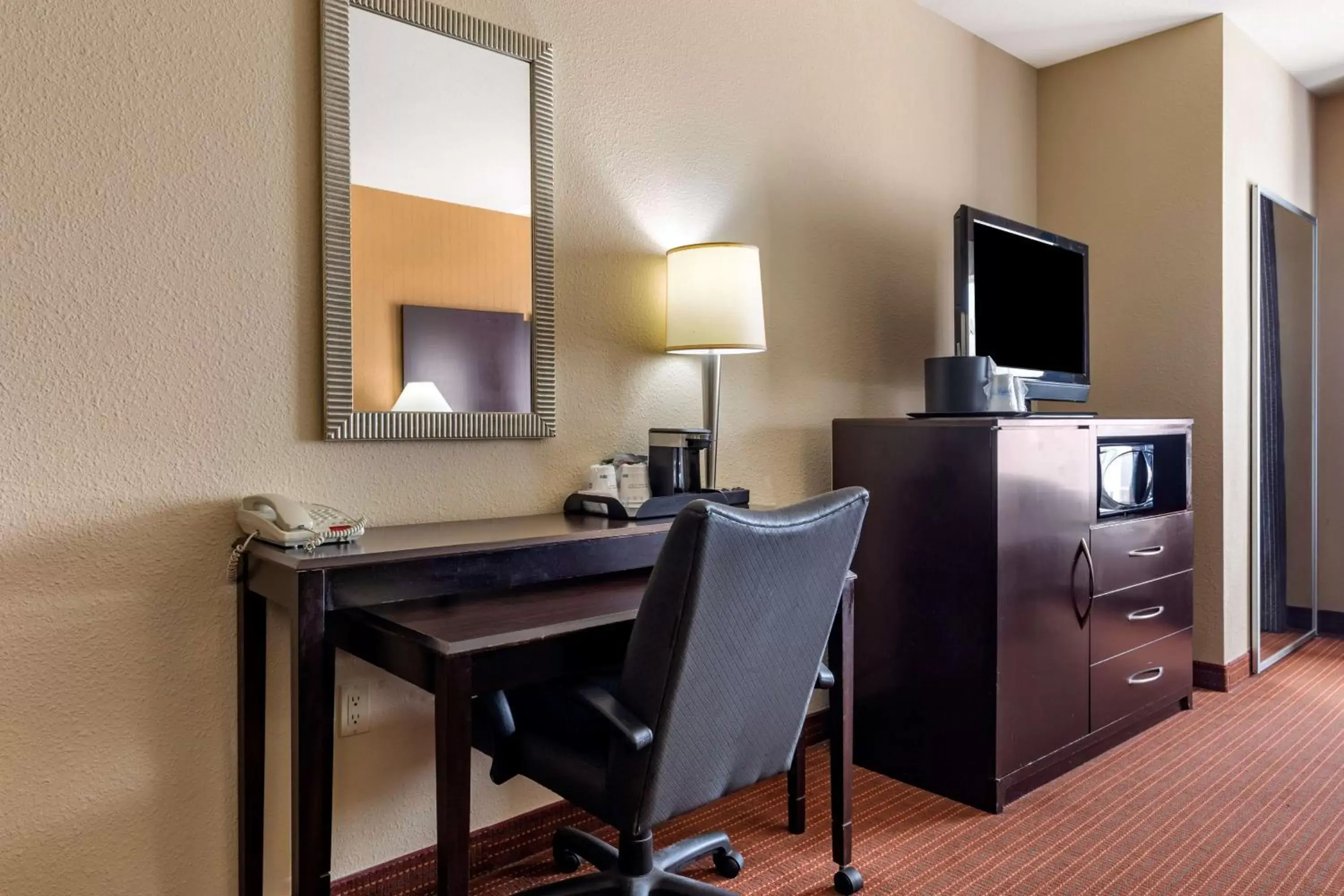 TV and multimedia, TV/Entertainment Center in Best Western Plus DFW Airport West Euless
