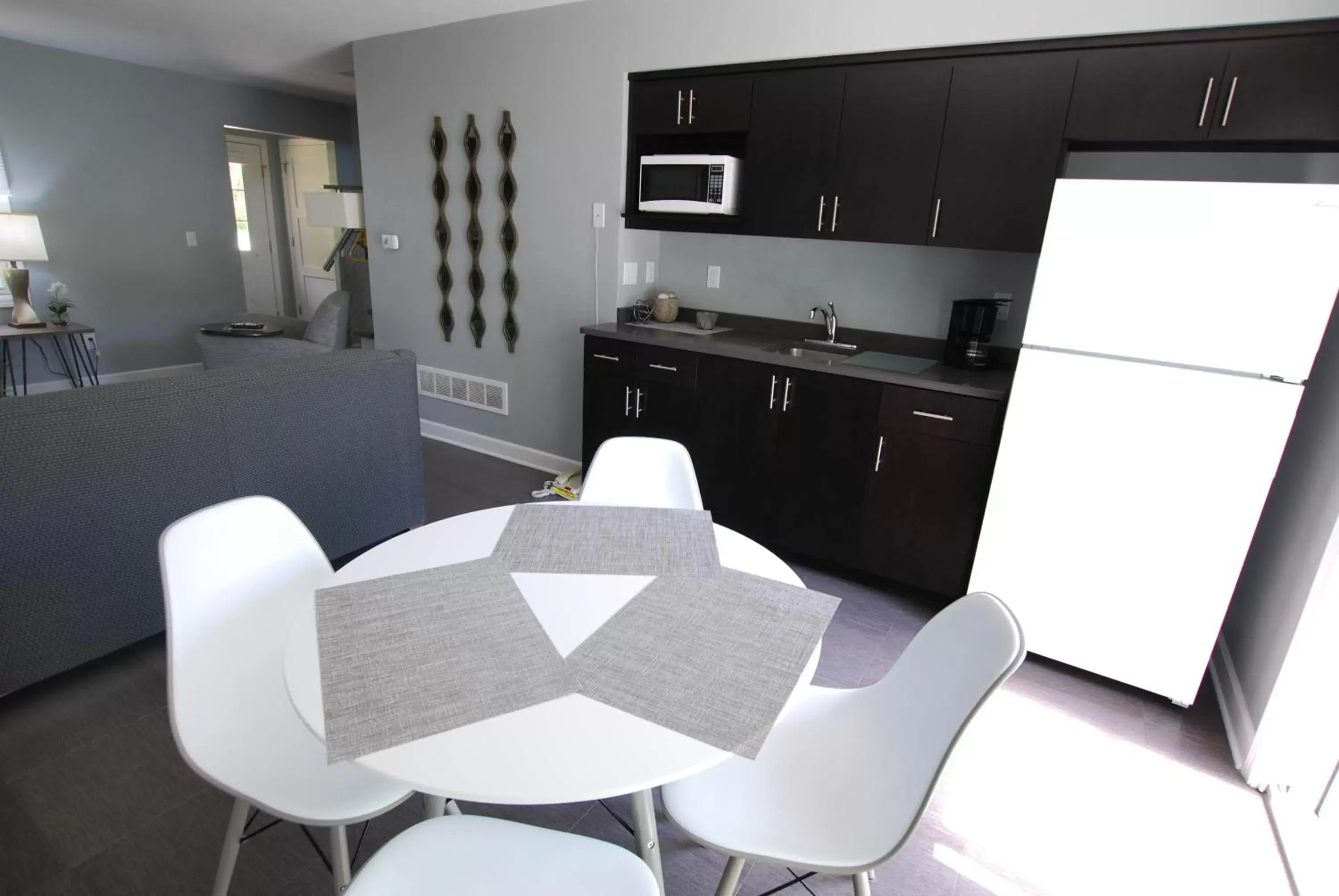 Kitchen or kitchenette, Dining Area in Homestead Suites - Fish Creek