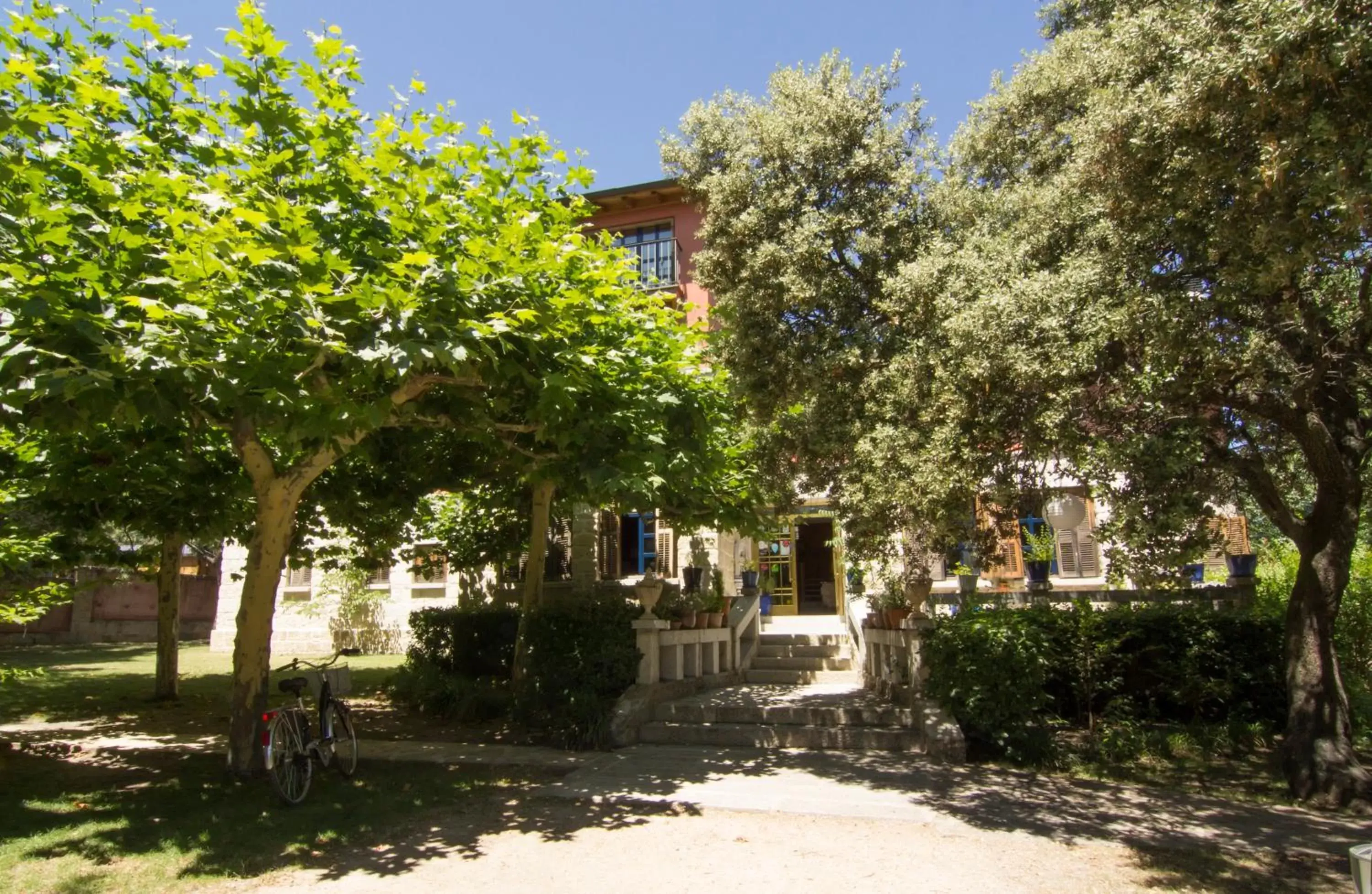 Property building in Hotel Sara De Ur