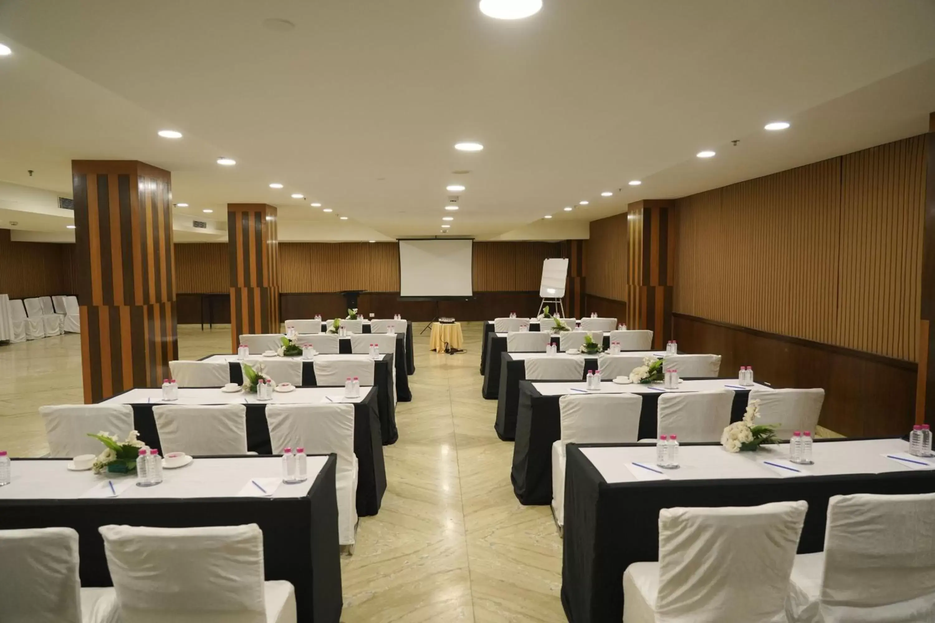 Meeting/conference room in Four Points by Sheraton Vadodara