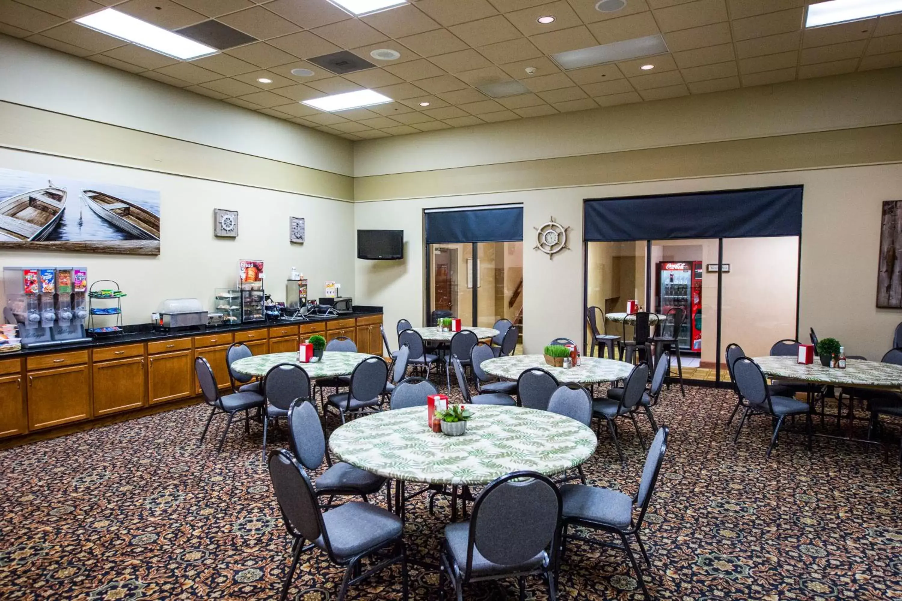 Continental breakfast, Restaurant/Places to Eat in Arrowwood Resort and Conference Center