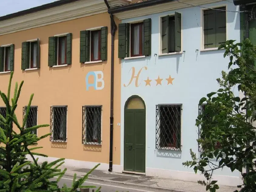 Day, Property Building in Hotel AB Baretta