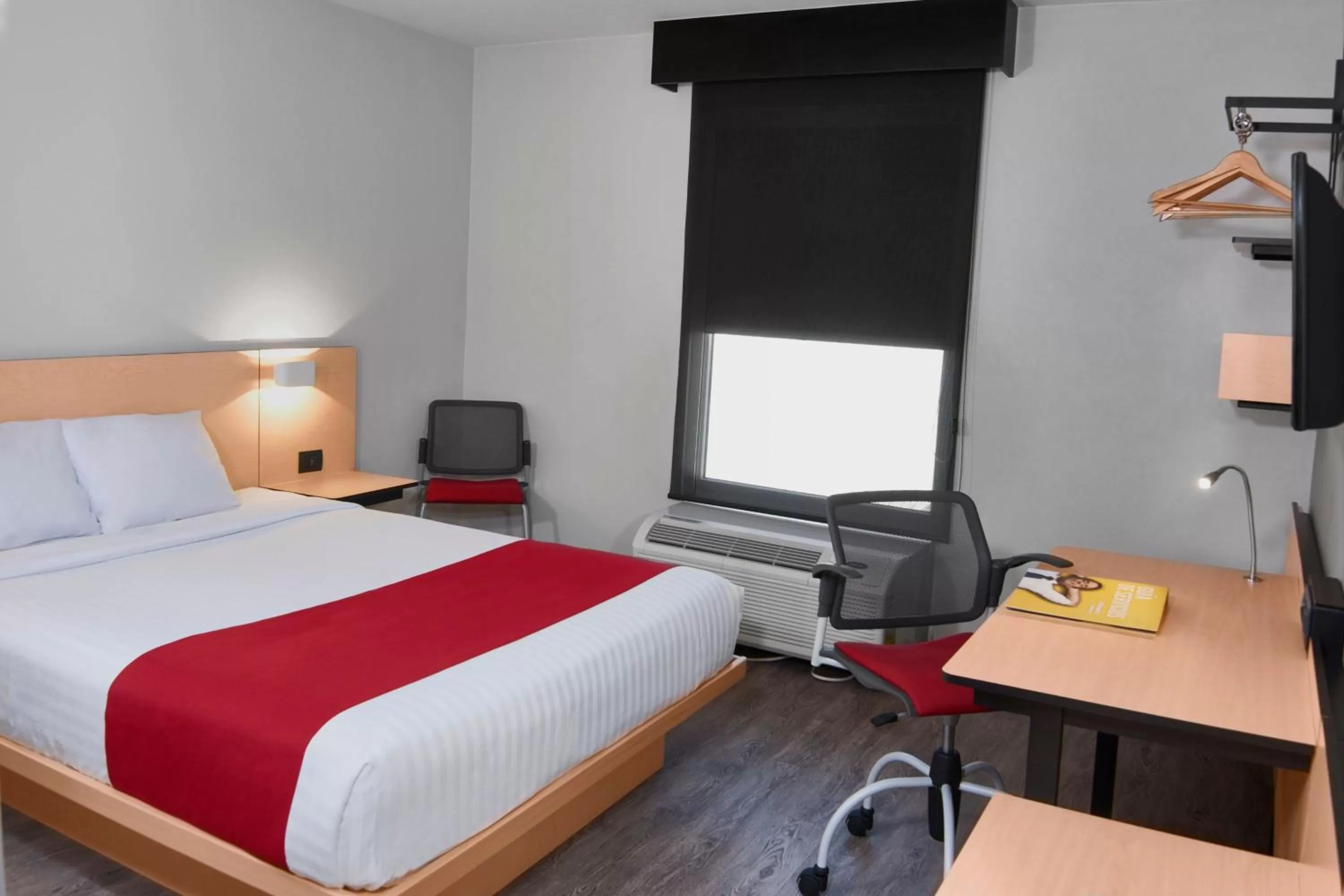 Photo of the whole room, Bed in City Express by Marriott Leon