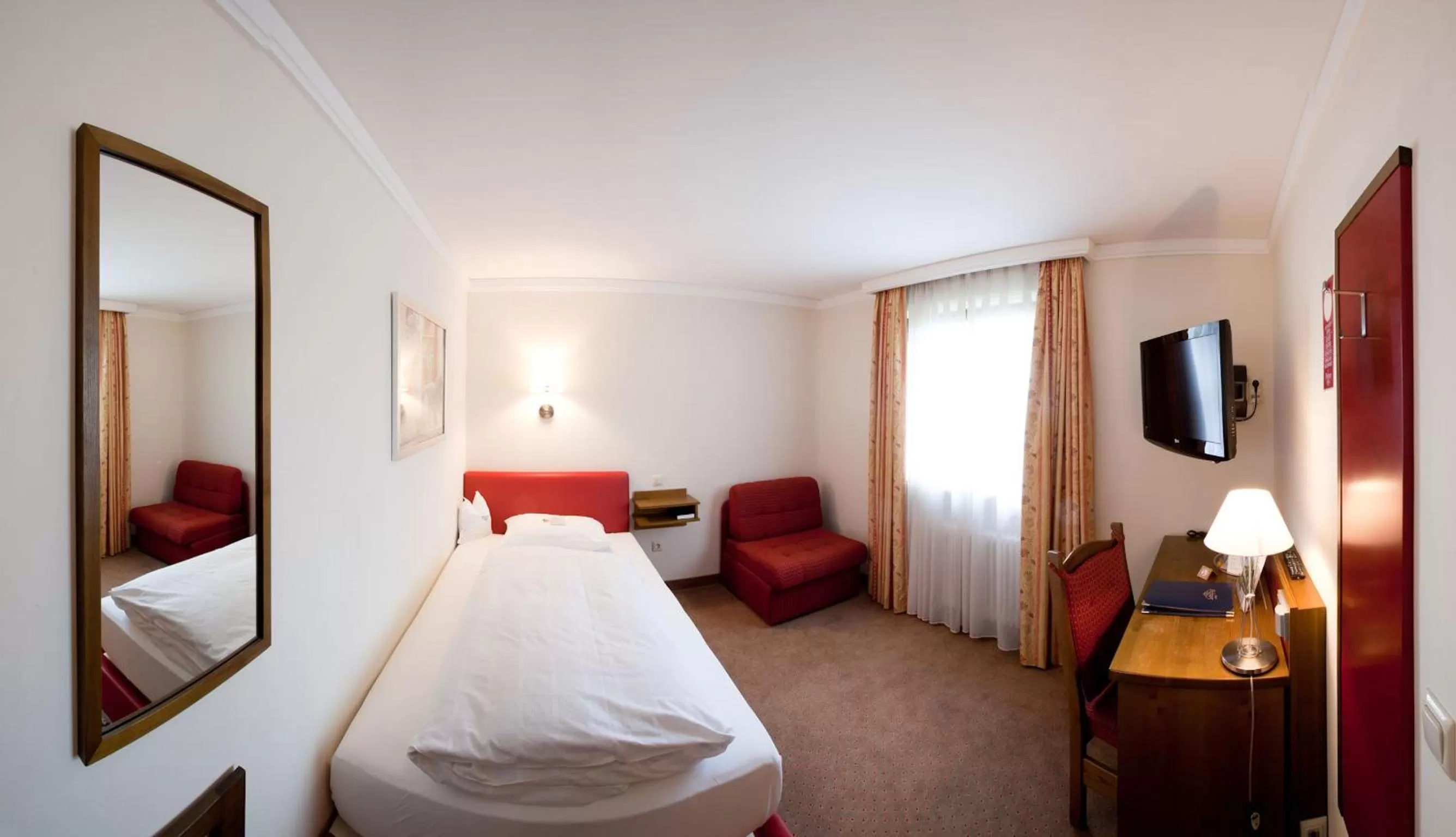 Photo of the whole room, Bed in Hotel Hachinger Hof