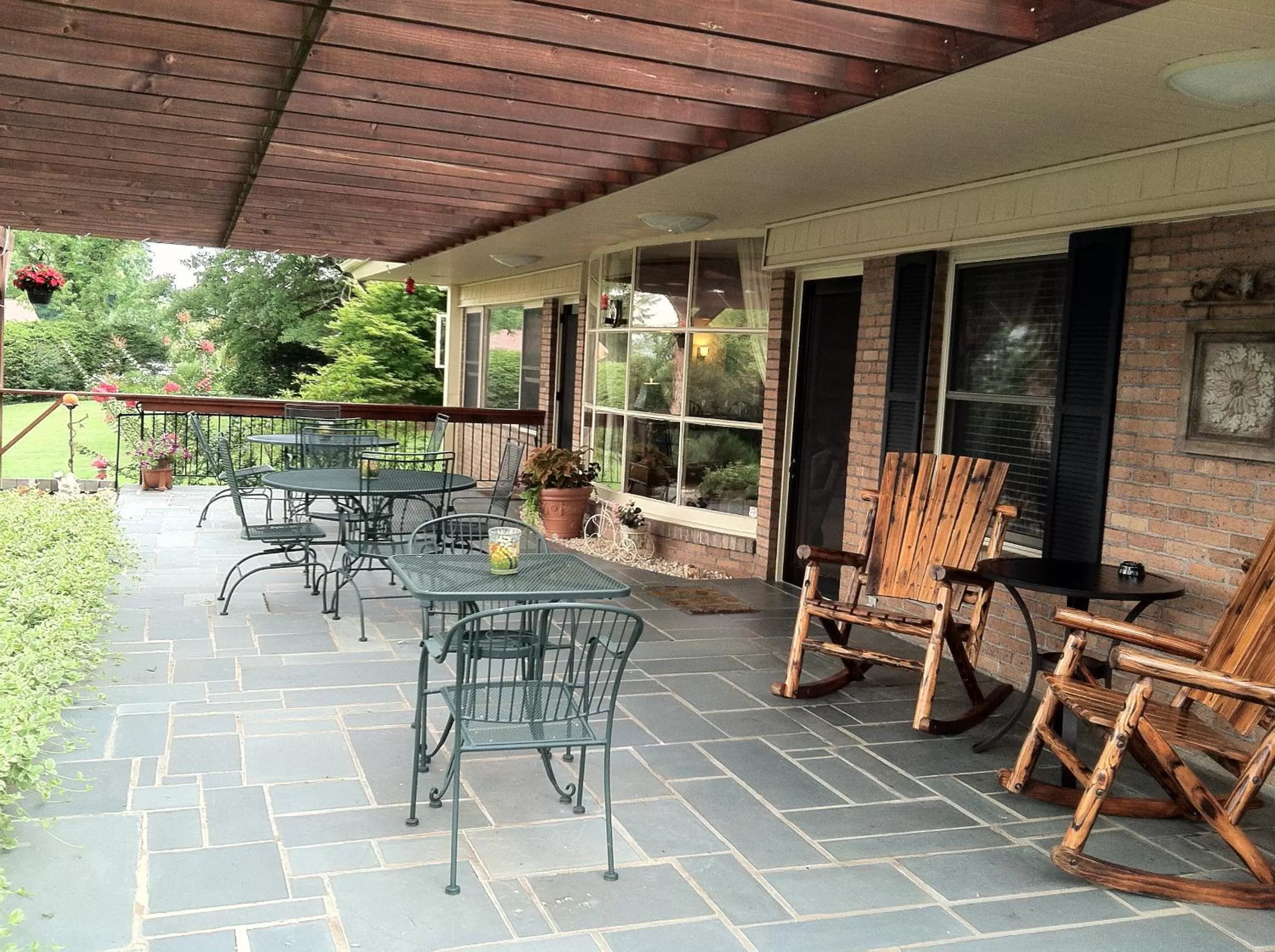 Patio in Brookside Mountain Mist Inn