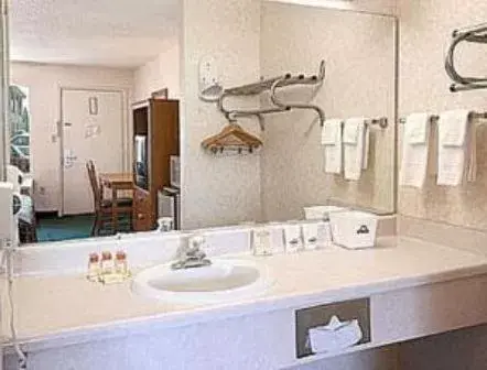 Kitchen or kitchenette, Bathroom in Days Inn by Wyndham Spartanburg Waccamaw