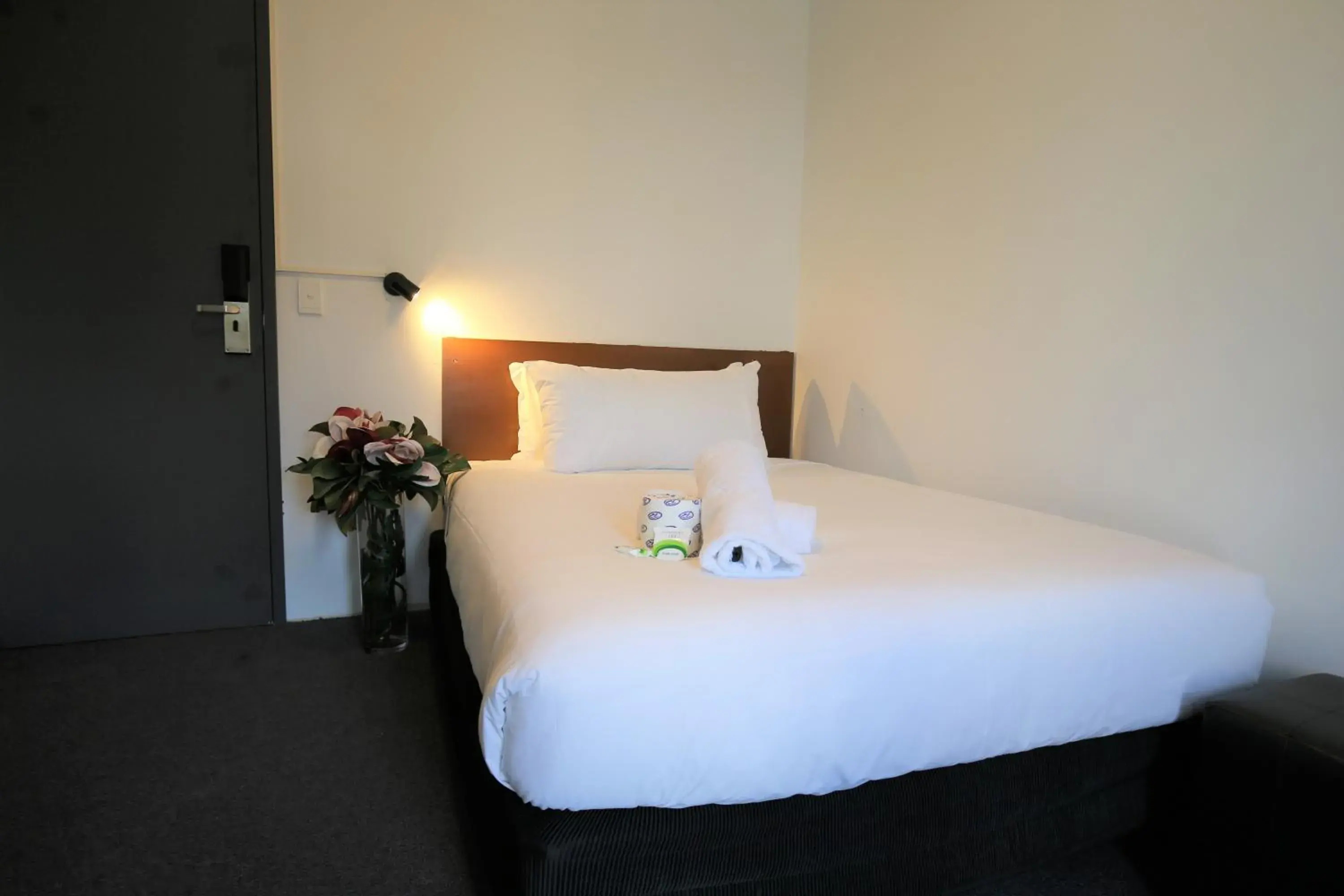 Photo of the whole room, Bed in Newtown Budget Hotel