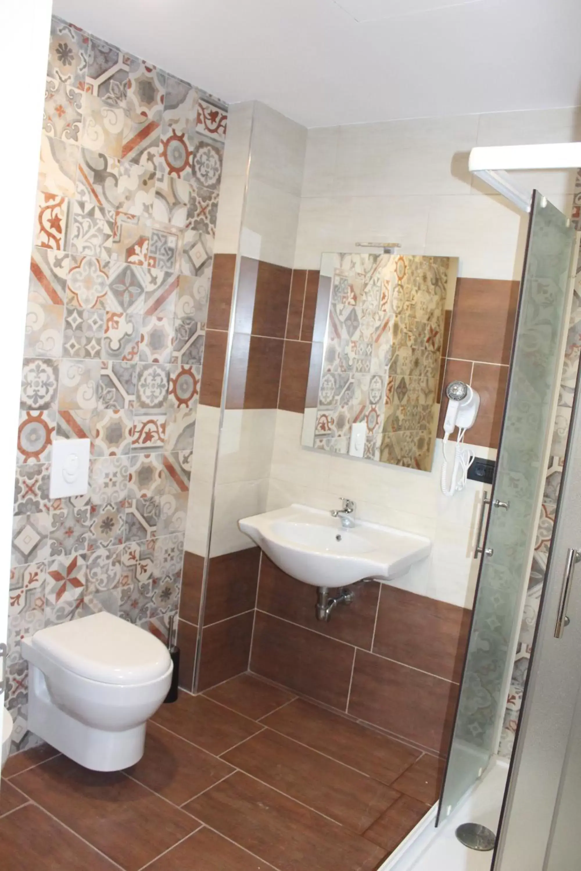 Shower, Bathroom in Hotel Giacosa