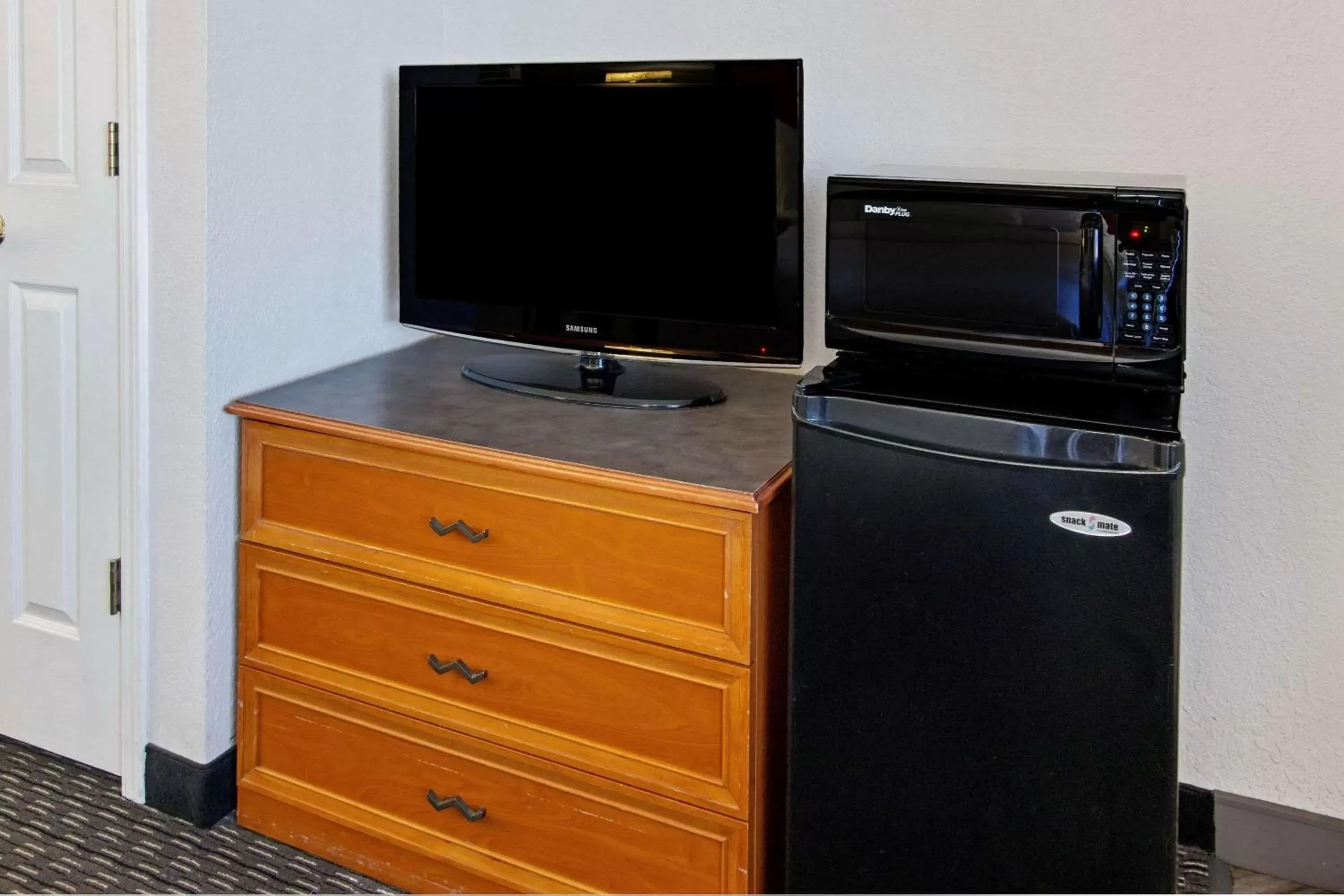 Photo of the whole room, TV/Entertainment Center in La Quinta Inn by Wyndham Santa Fe