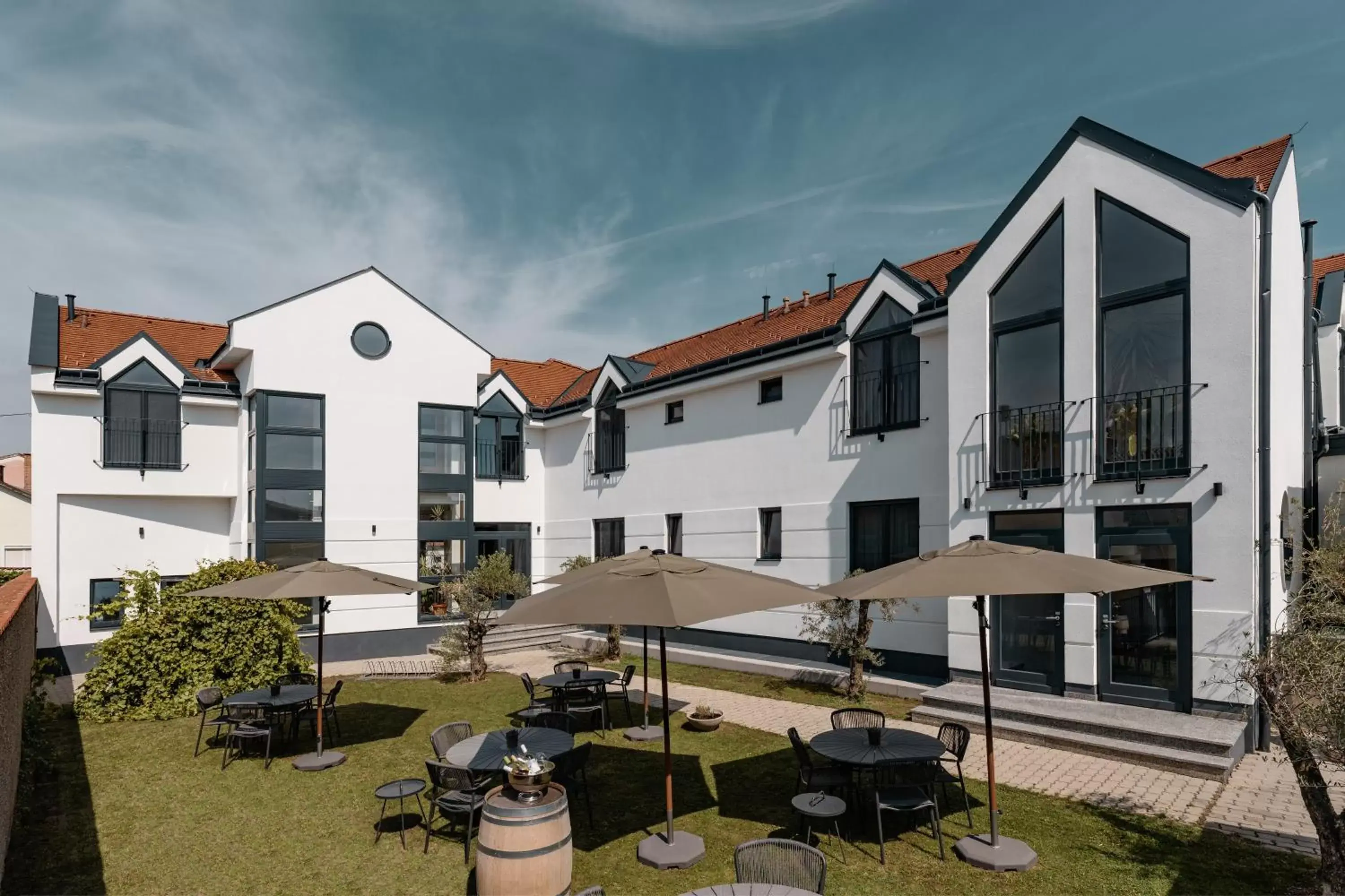 Property building in Luis von Weyden Property building in Luis von Weyden