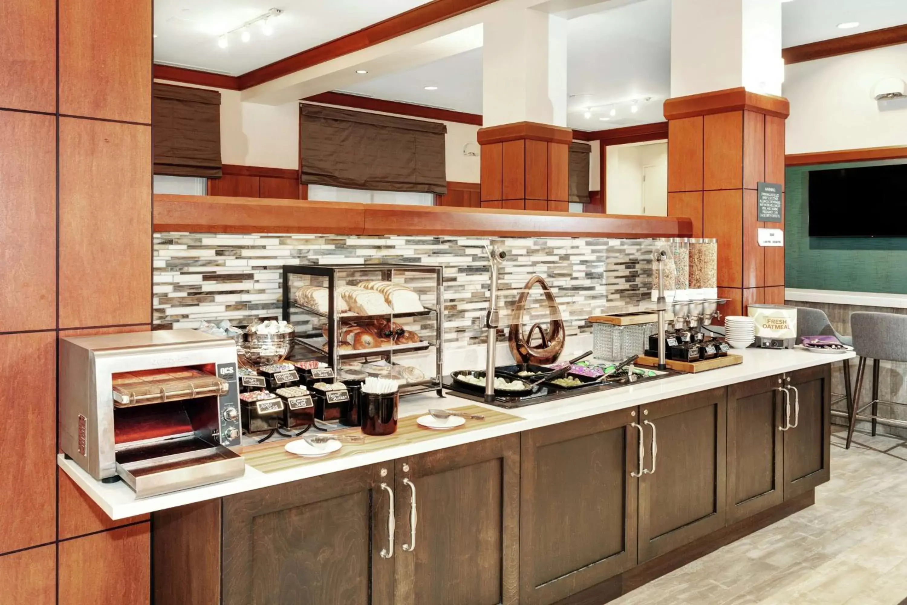 Breakfast, Kitchen/Kitchenette in Hilton Garden Inn Evanston