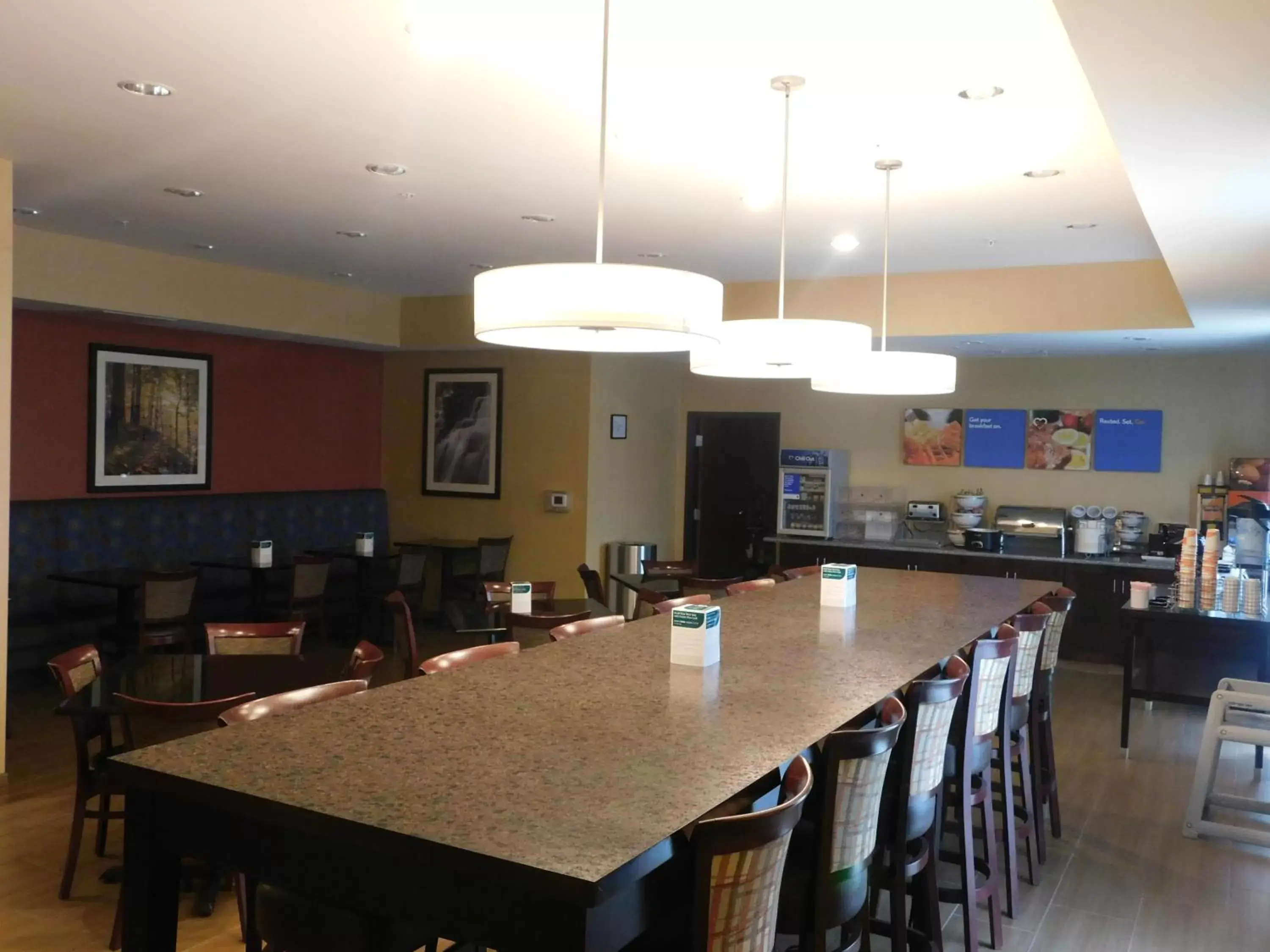 Seating area, Restaurant/Places to Eat in Comfort Inn Saint Clairsville